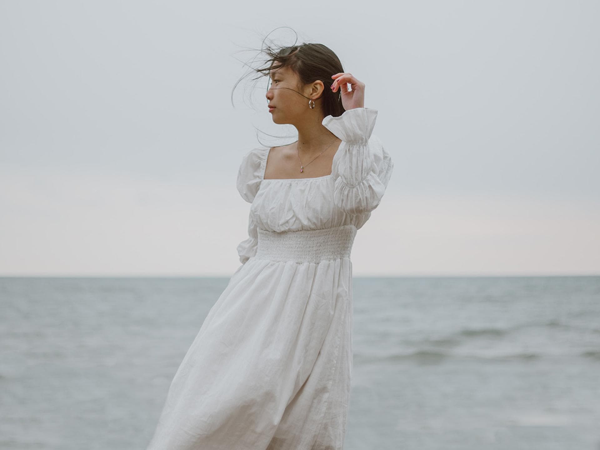 Frau im weißen Kleid