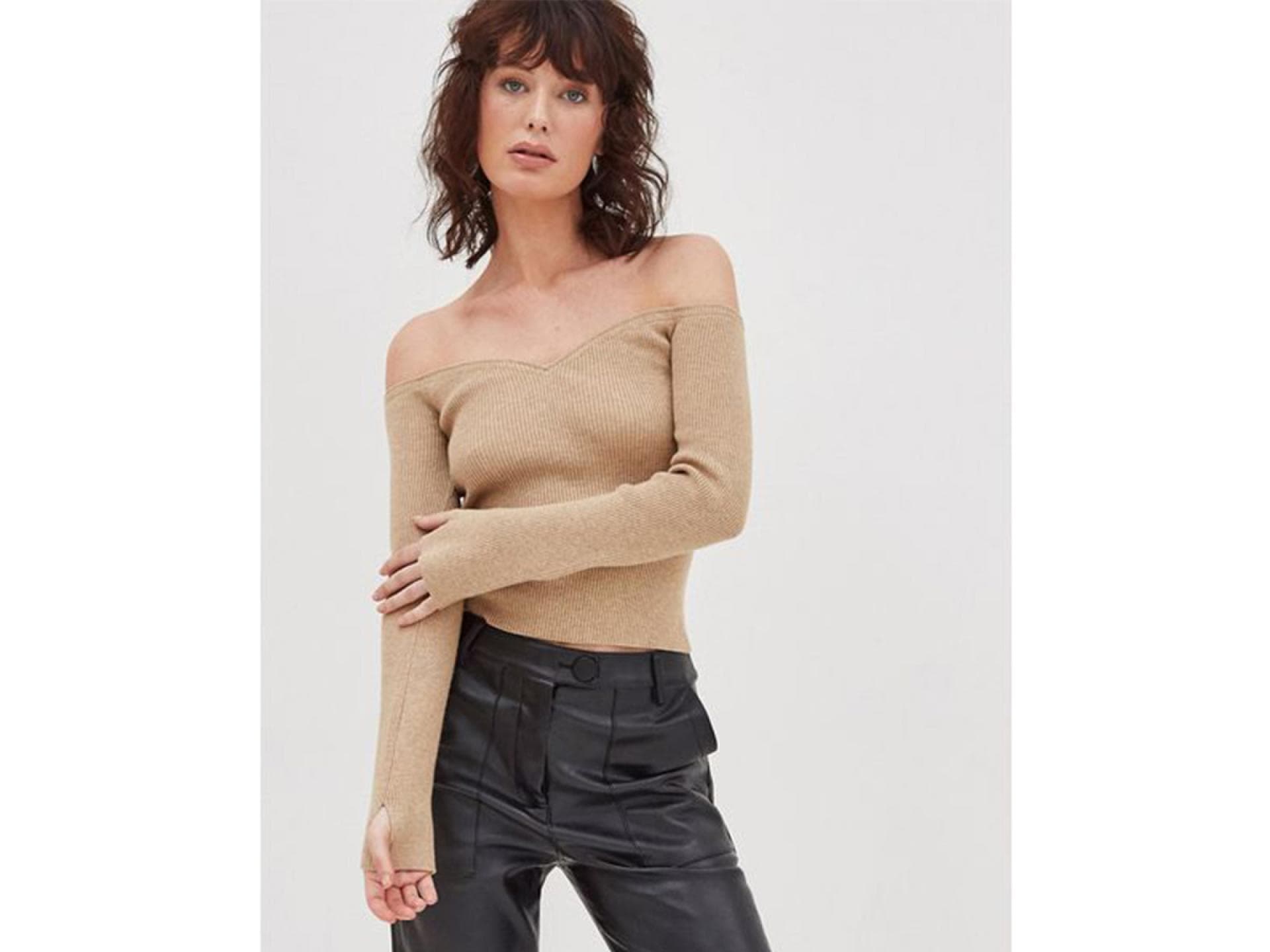 Schulterfreier Strickpullover mit tiefem Ausschnitt in Camel-Braun 