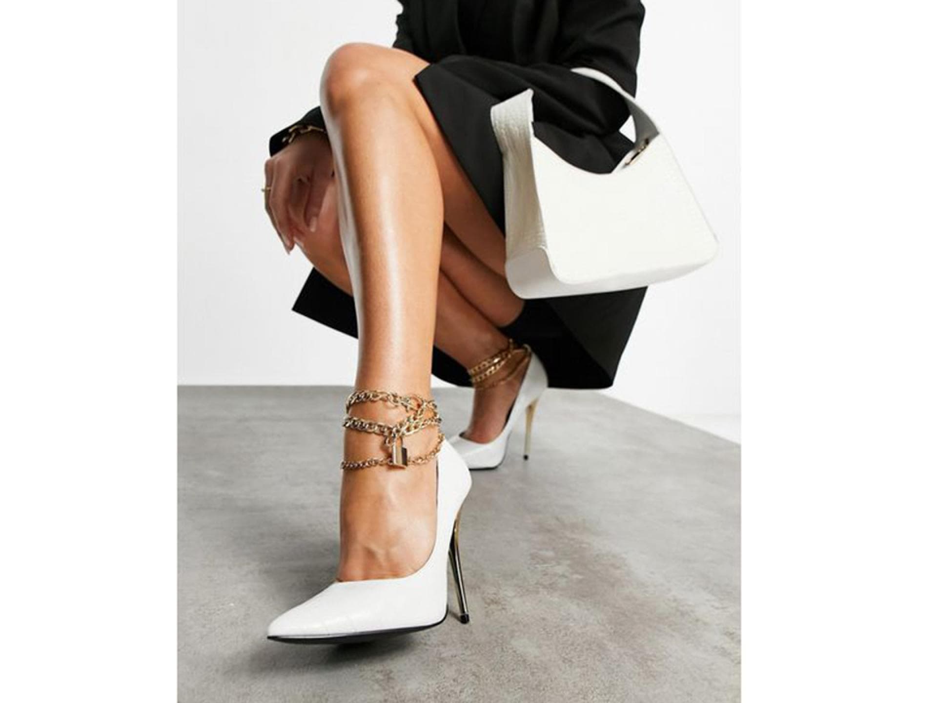 High Heels mit Vorhängeschloss-Verzierung und Kroko-Prägung in Weiß