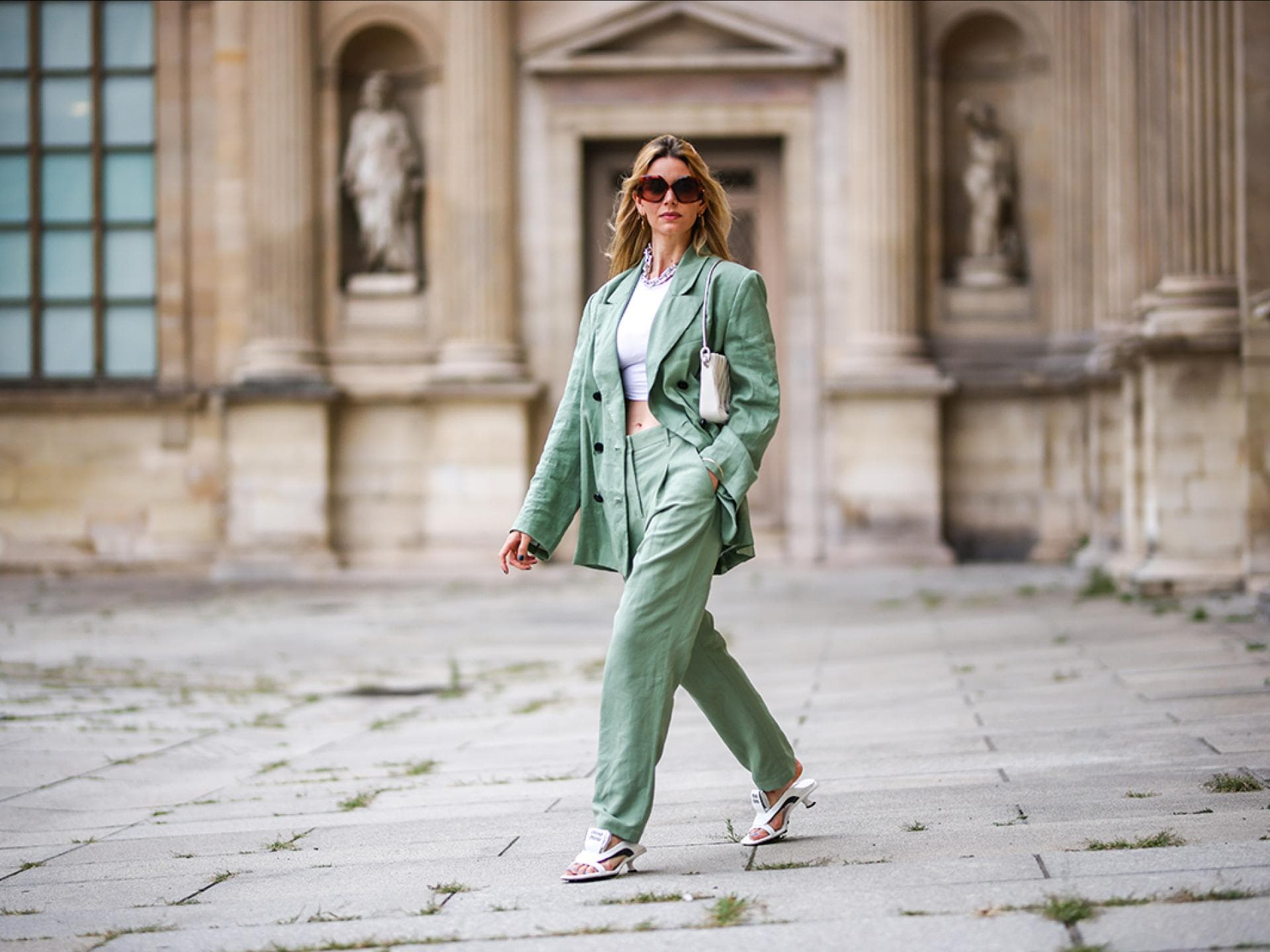 Frau mit Blazer