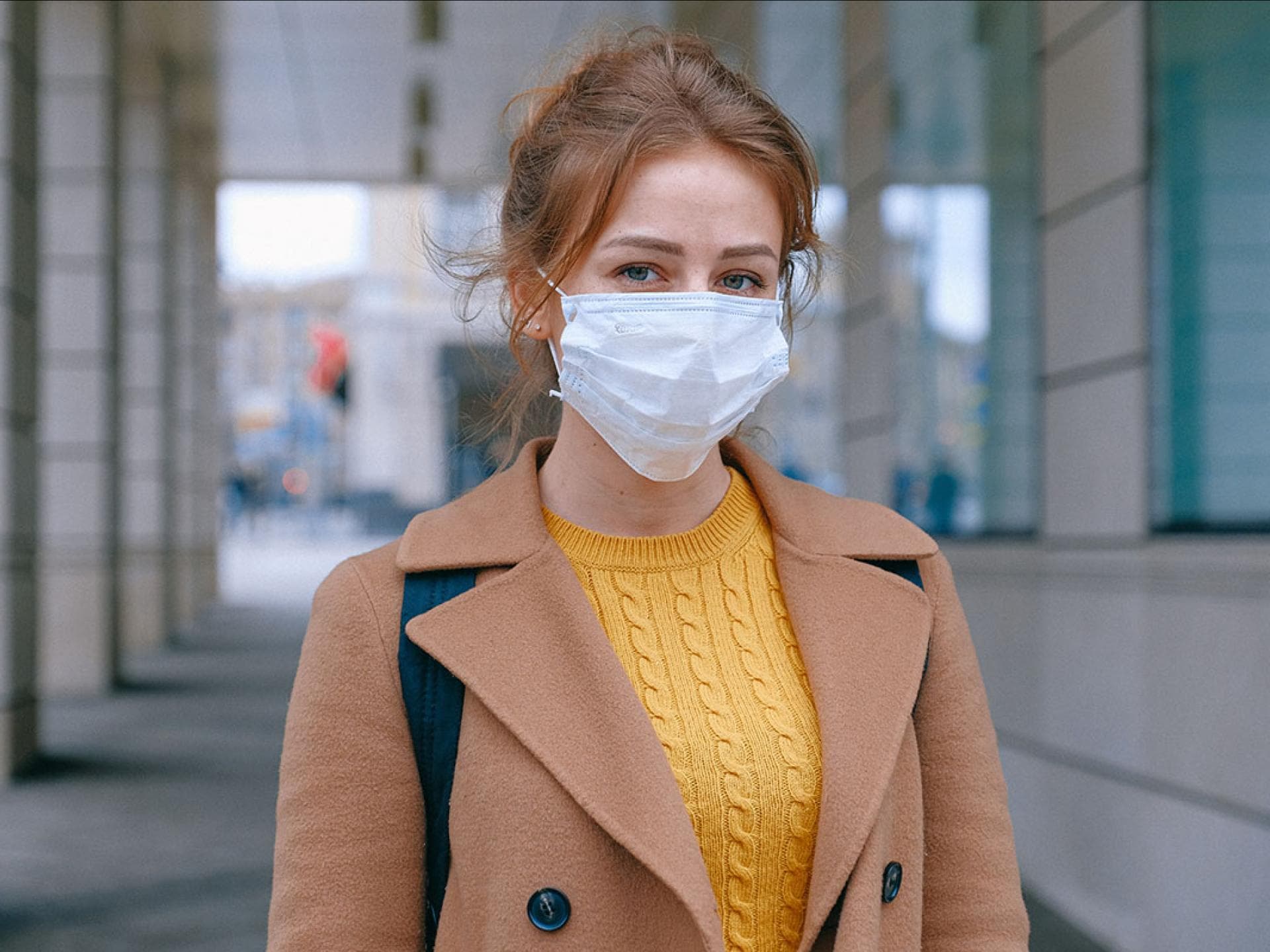 Frau mit Maske Frau mit Maske