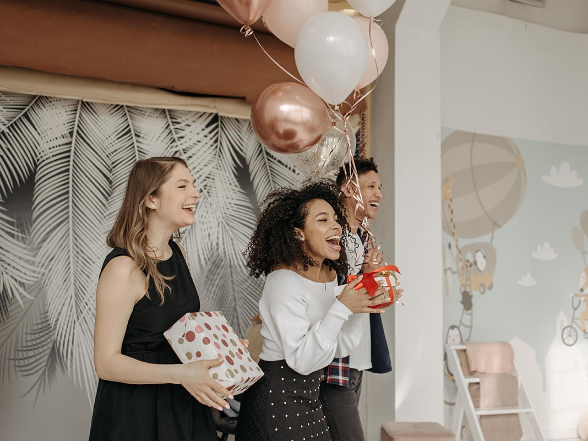 Freunde mit Geschenken in der Hand Freunde mit Geschenken in der Hand