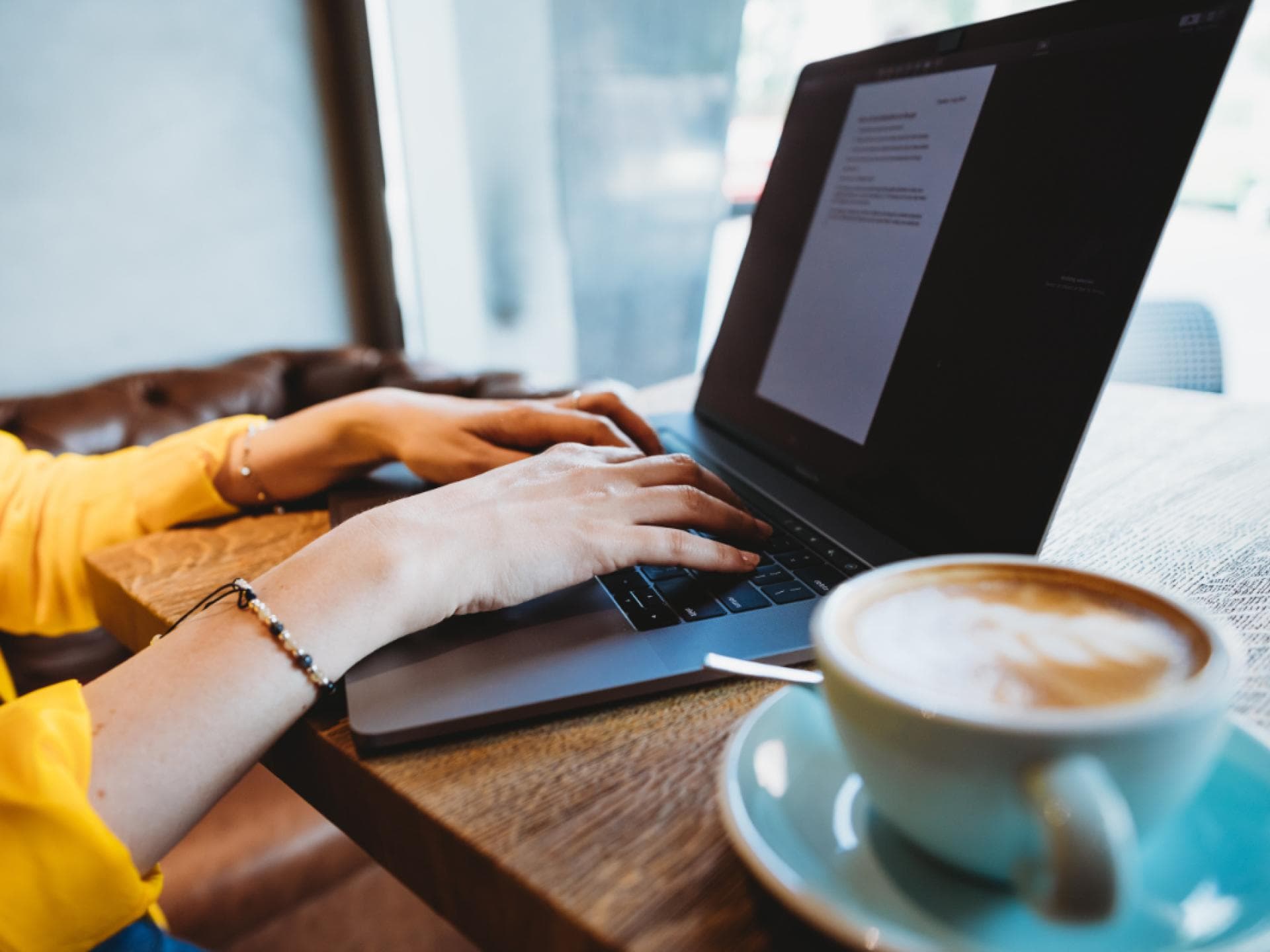 Kaffee beim Arbeiten