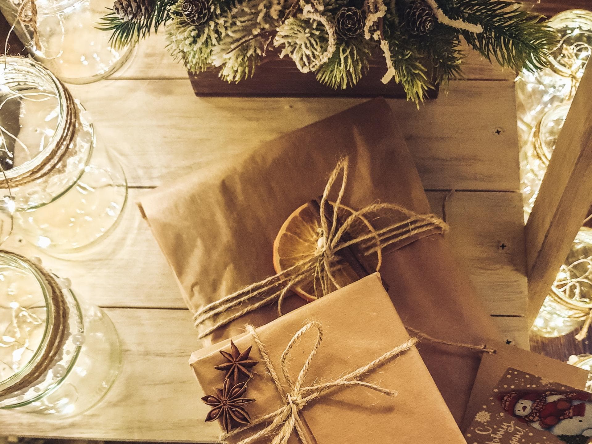 Weihnachtsgeschenke braunes Papier