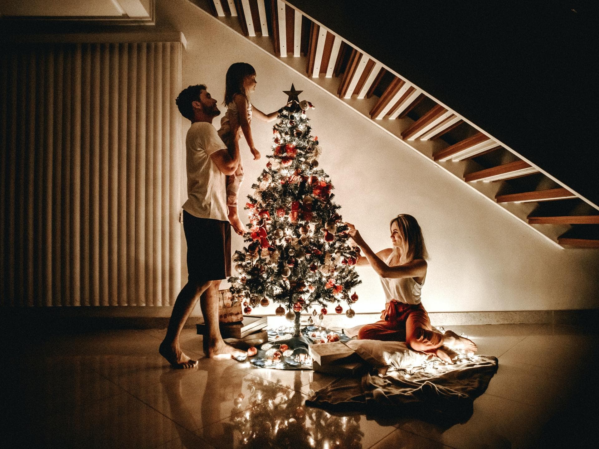 Familie schmückt den Tannenbaum