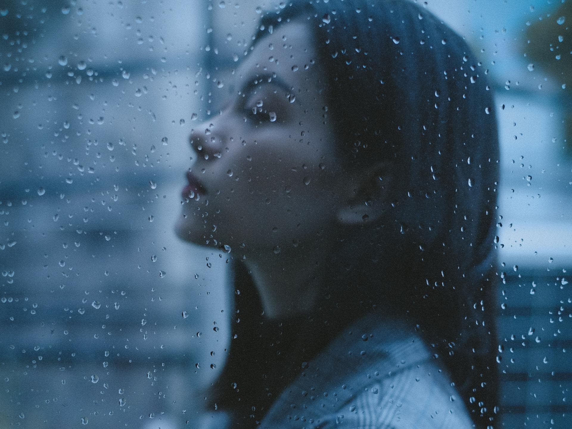Horoskop Thema: Frau schaut im Regen geradeaus