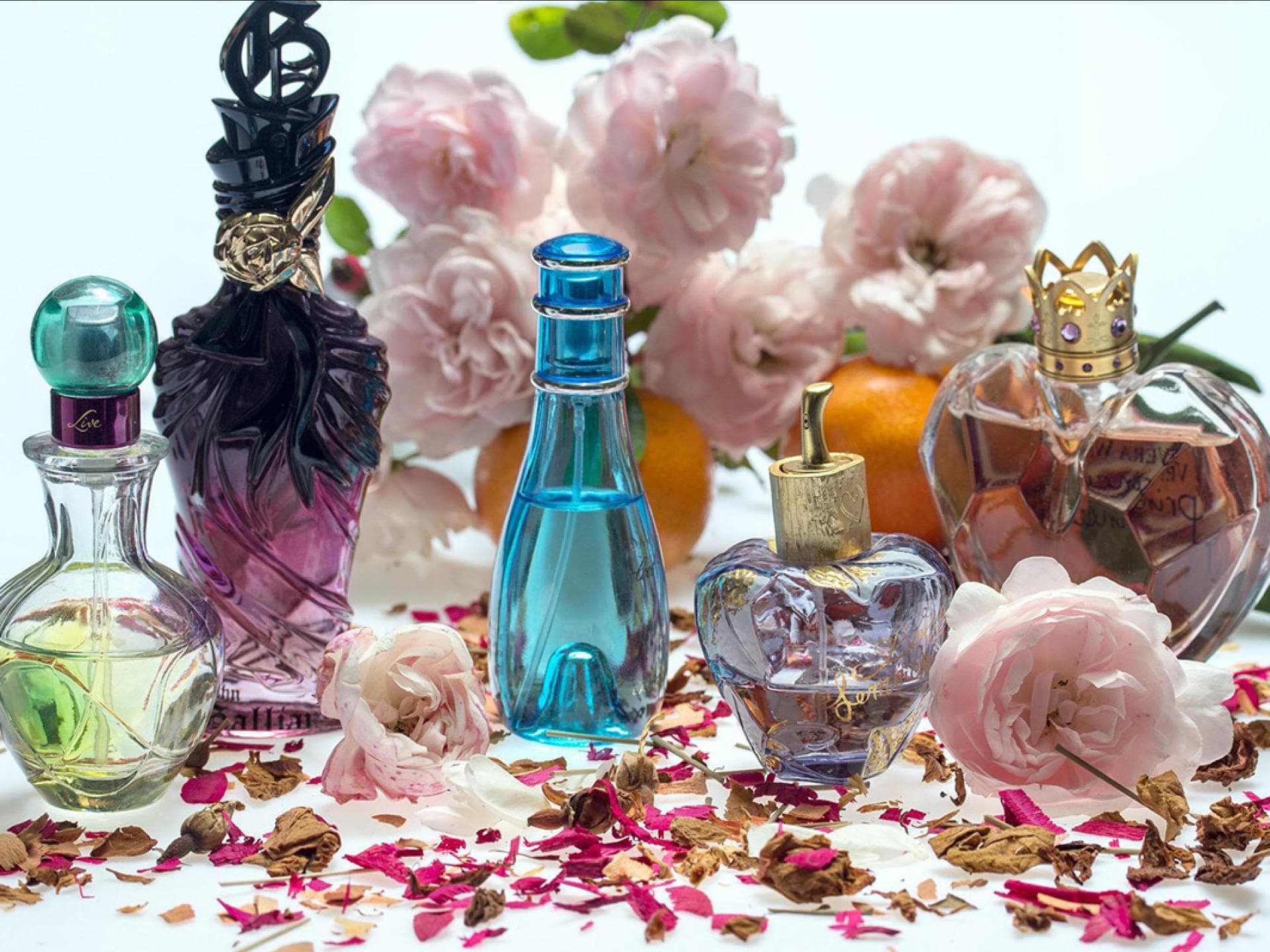 Parfuem Flakons nebeneinander Parfuem Flakons nebeneinander