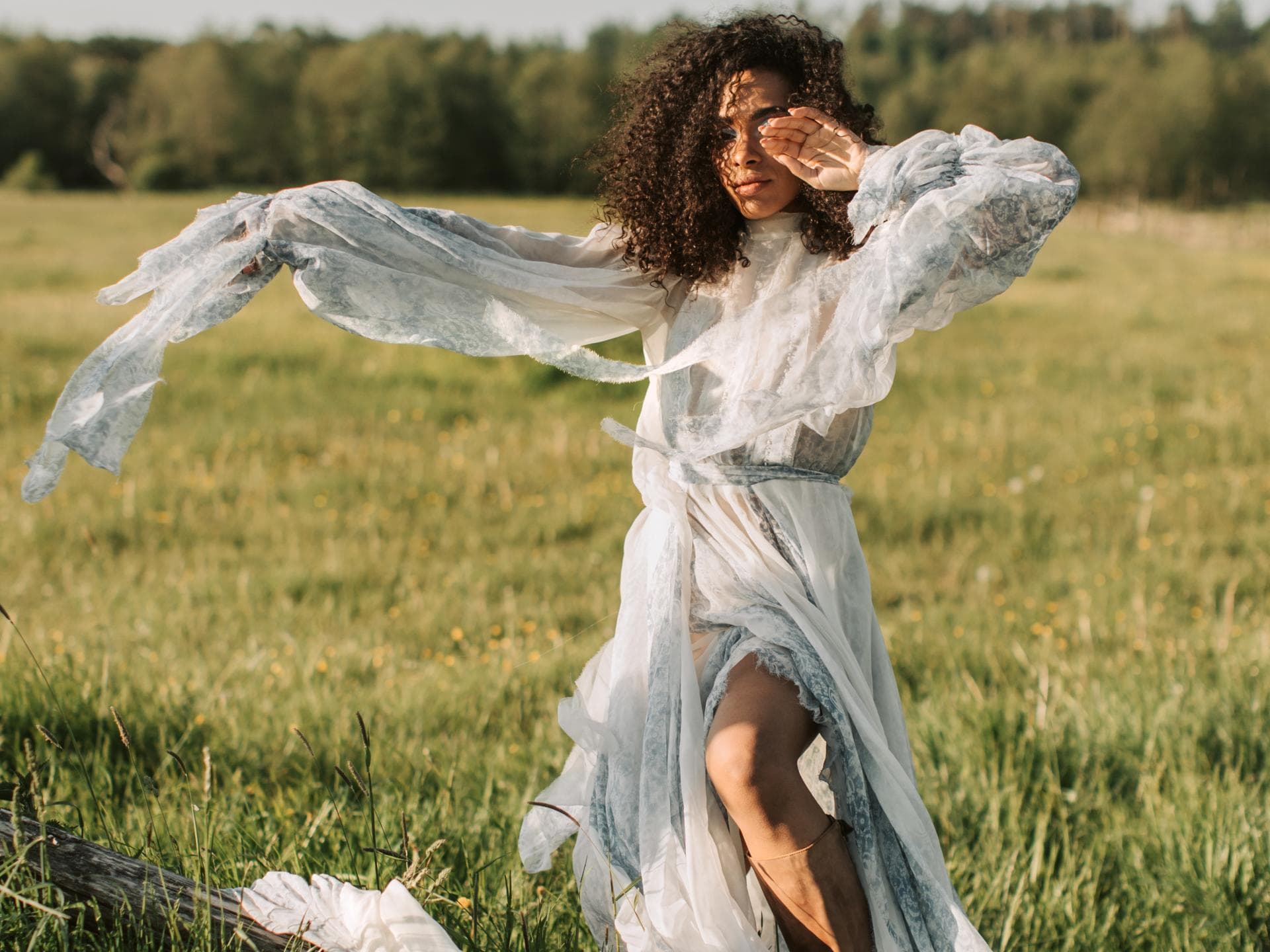 Sommerlooks Frau im Kleid