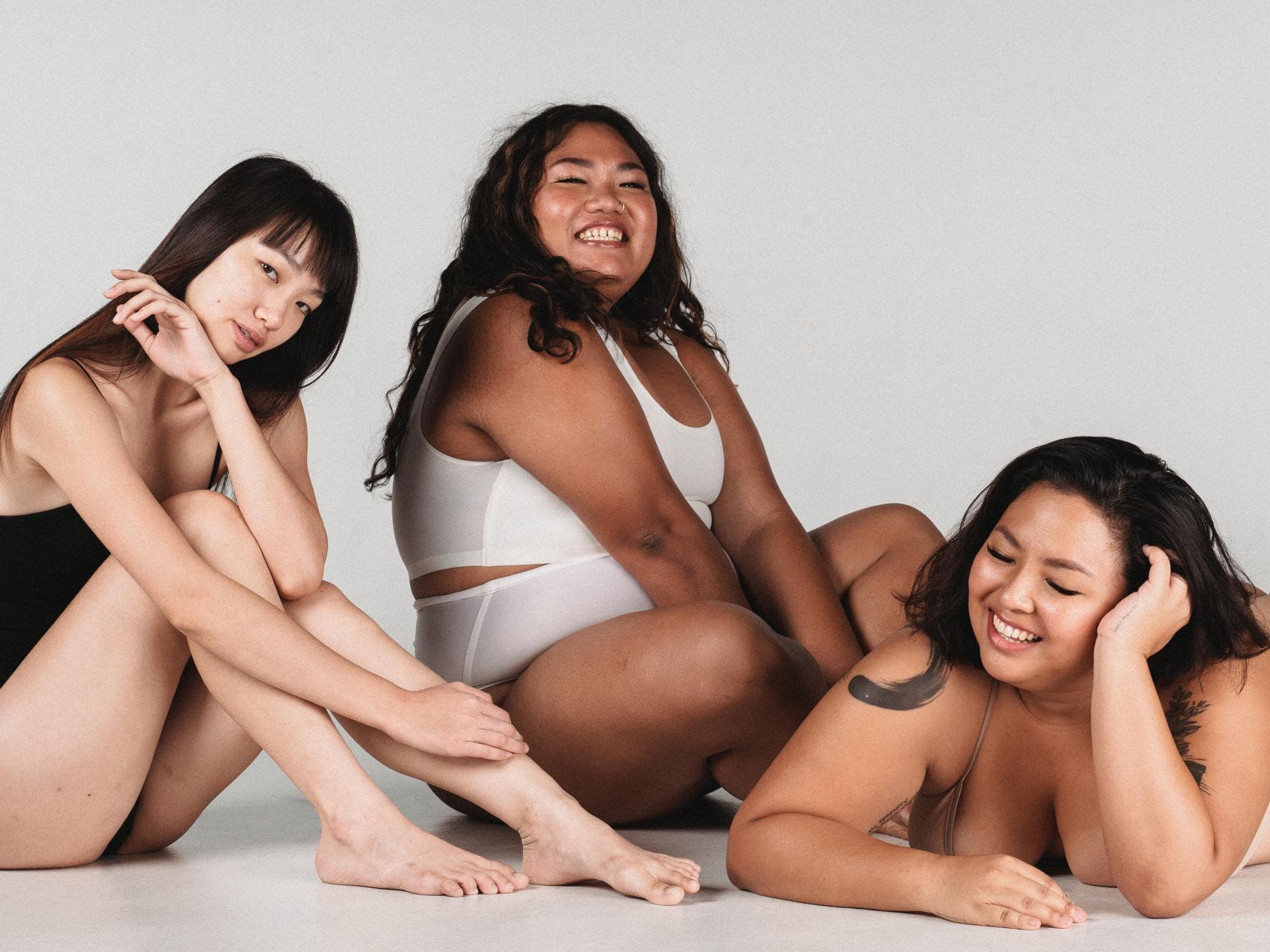 Drei glückliche Models mit unterschiedlichen Körpern