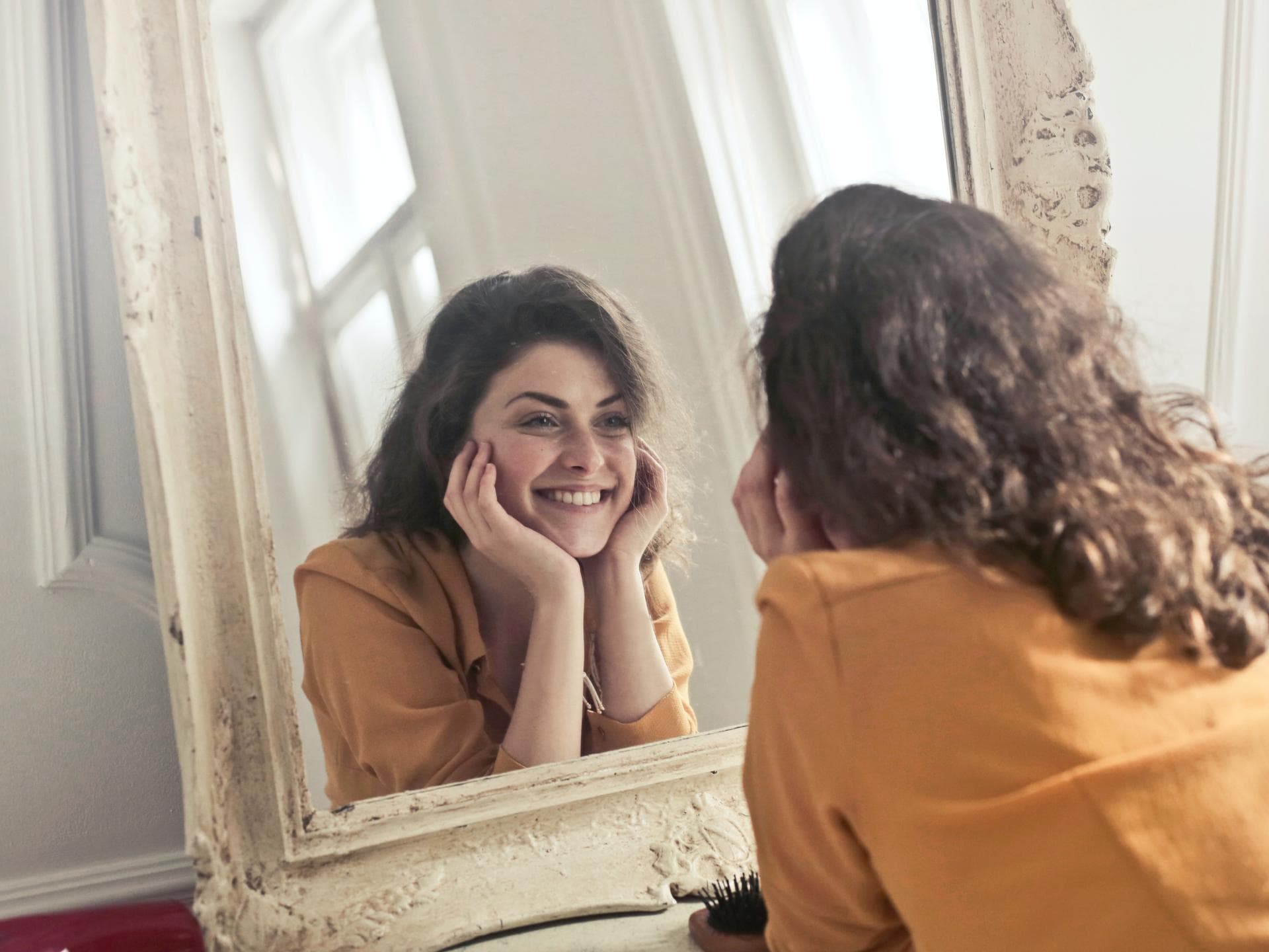 https://www.pexels.com/de-de/foto/foto-der-frau-die-den-spiegel-betrachtet-774866/