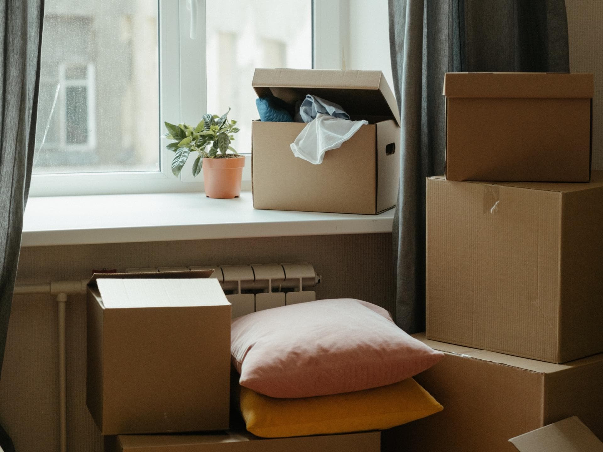 Kartons im Zimmer Kartons im Zimmer