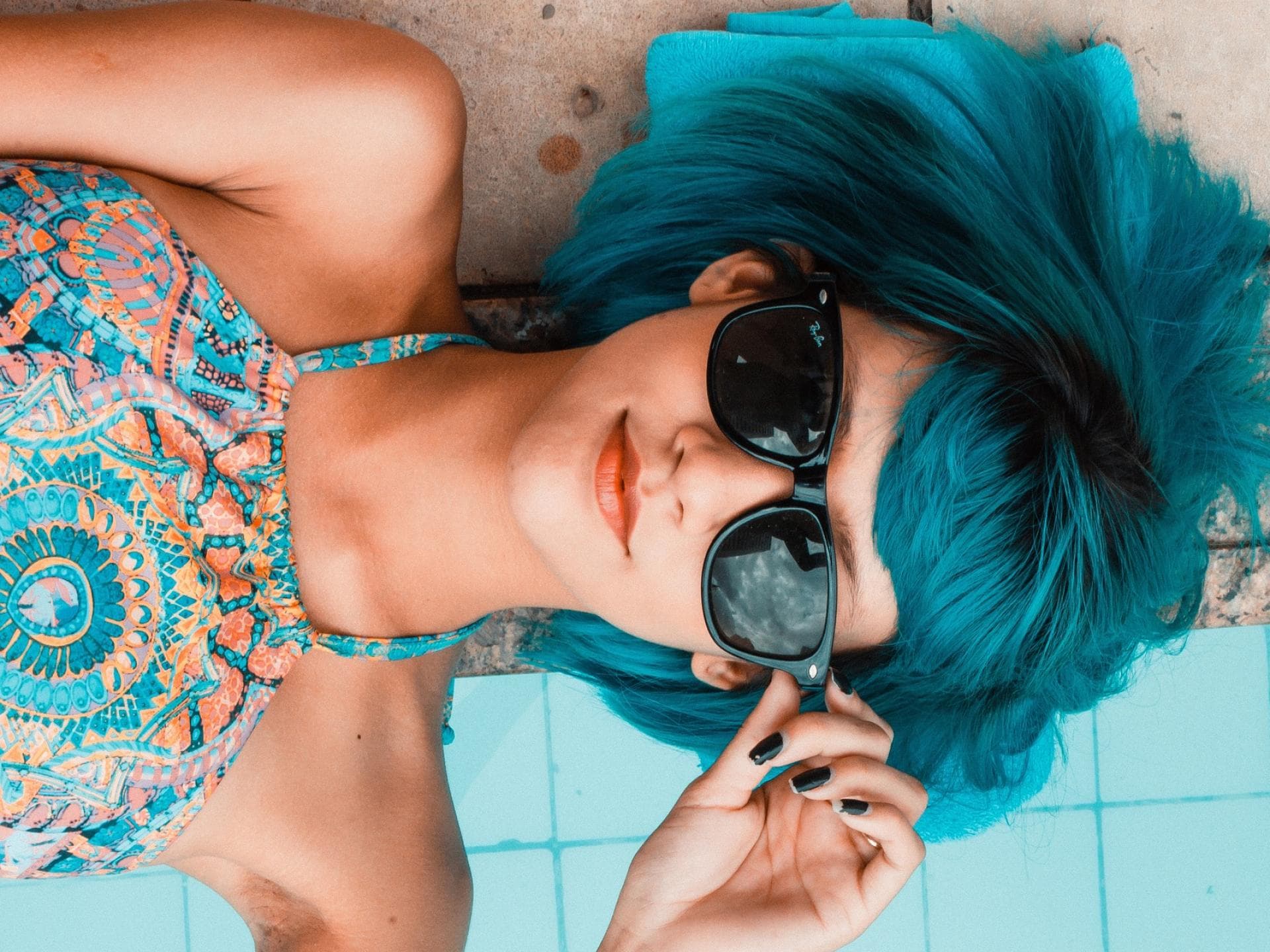 Sonnenbrille finden Sonnenbrille junge Frau