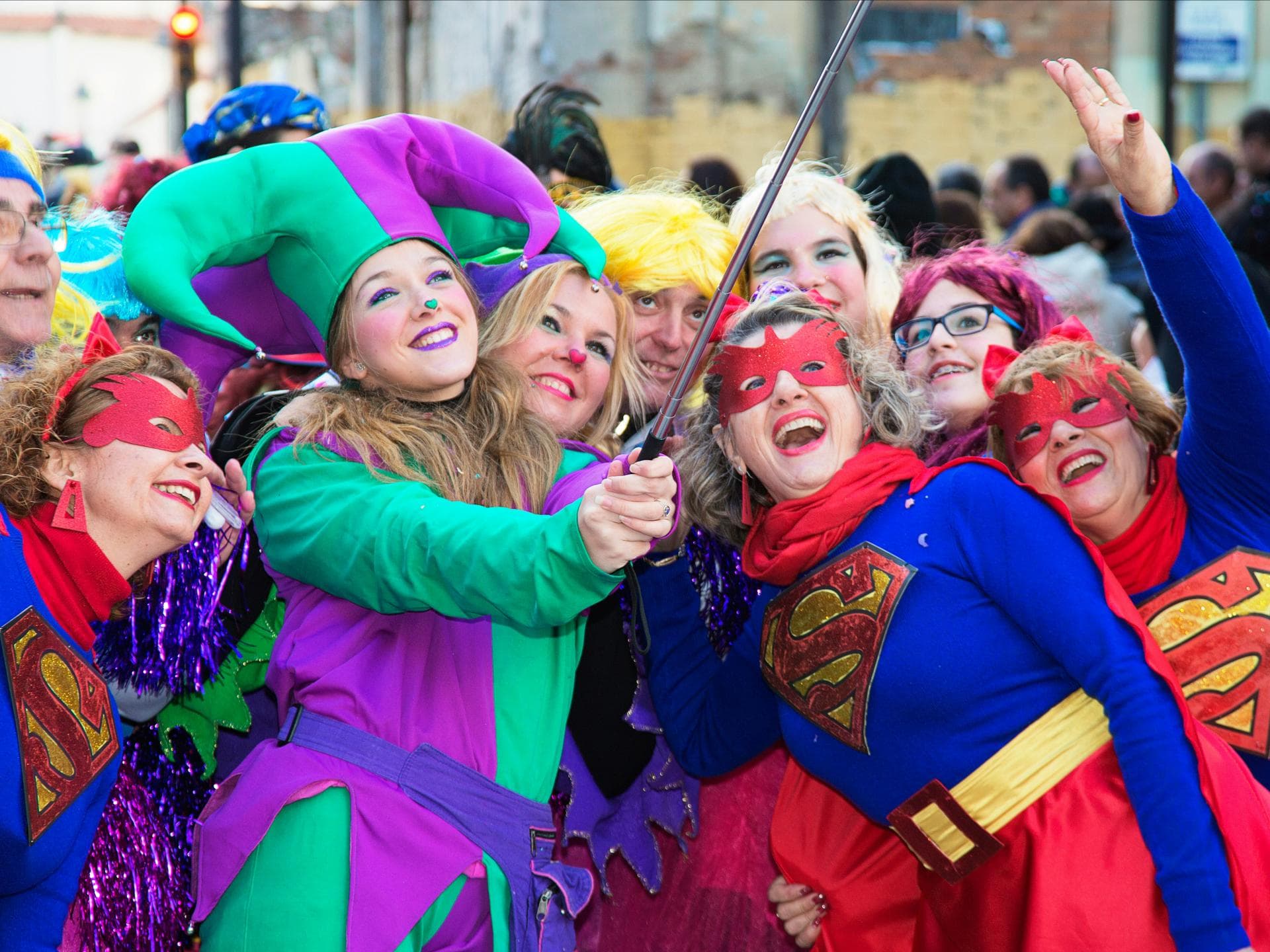 Was genau ist Karneval? Alles, was du wissen musst! Junge Frauen feiern Karneval