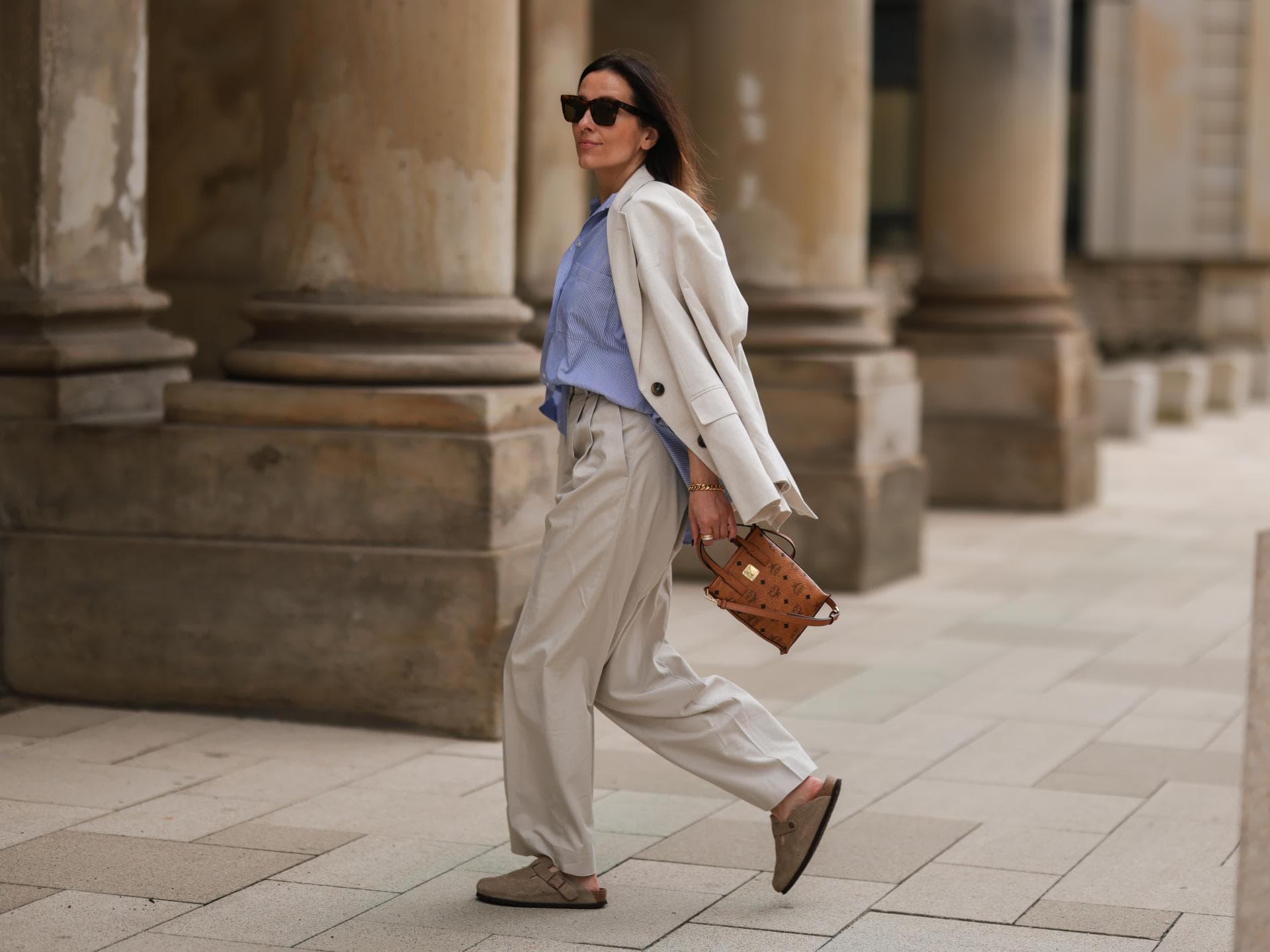 Junge Frau trägt das Modell "Boston" von Birkenstock