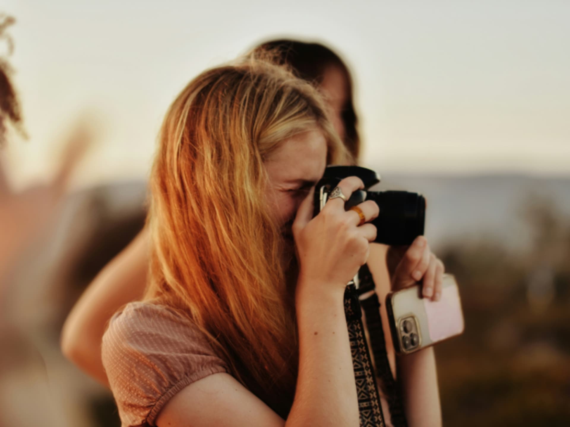 Eine Frau fotografiert