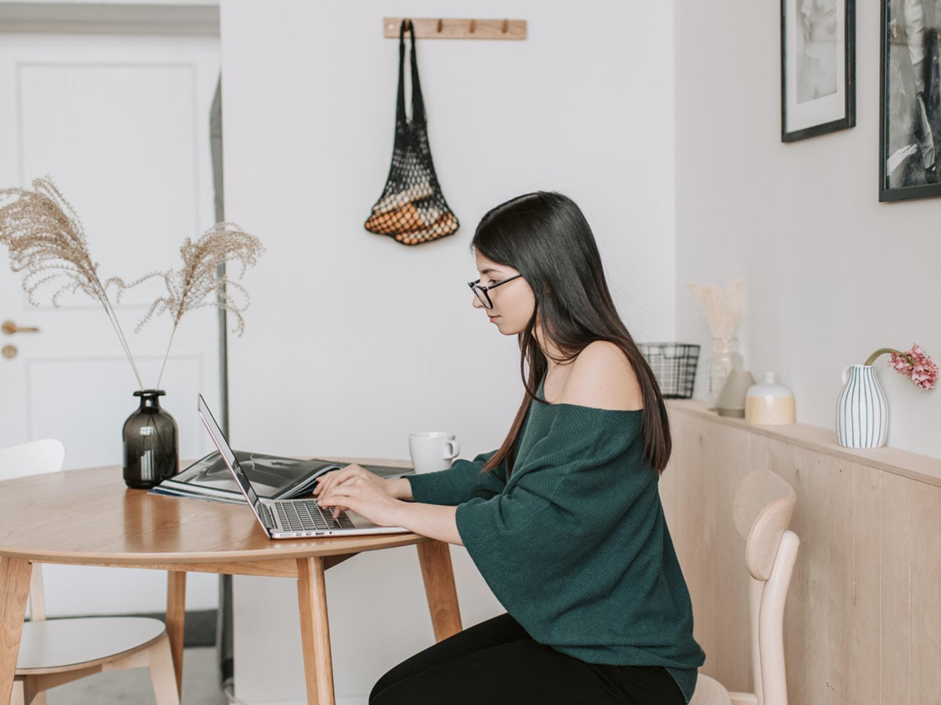 Eine Frau sitzt am Laptop