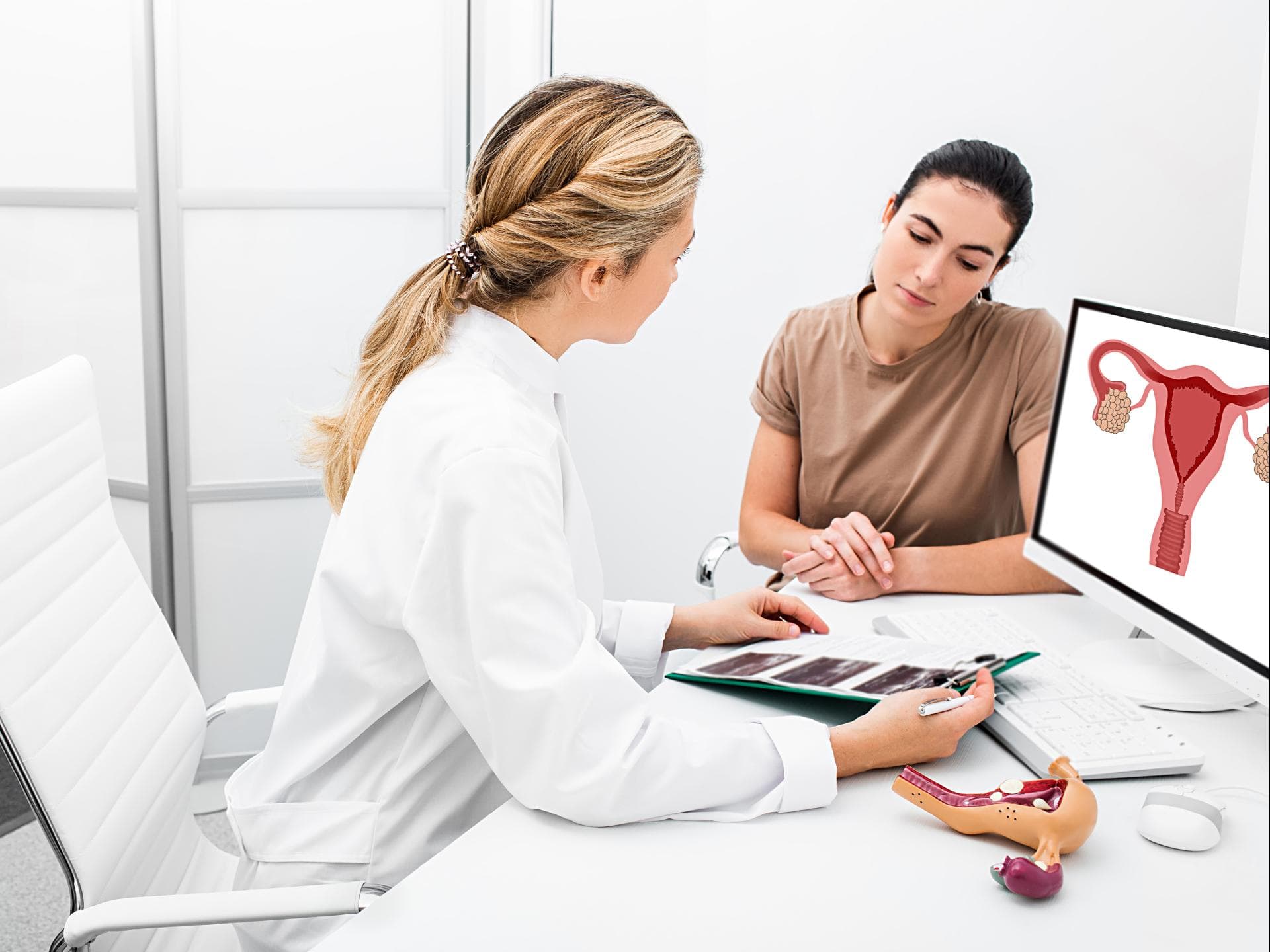 Eine Patientin bei einer Frauenärztin