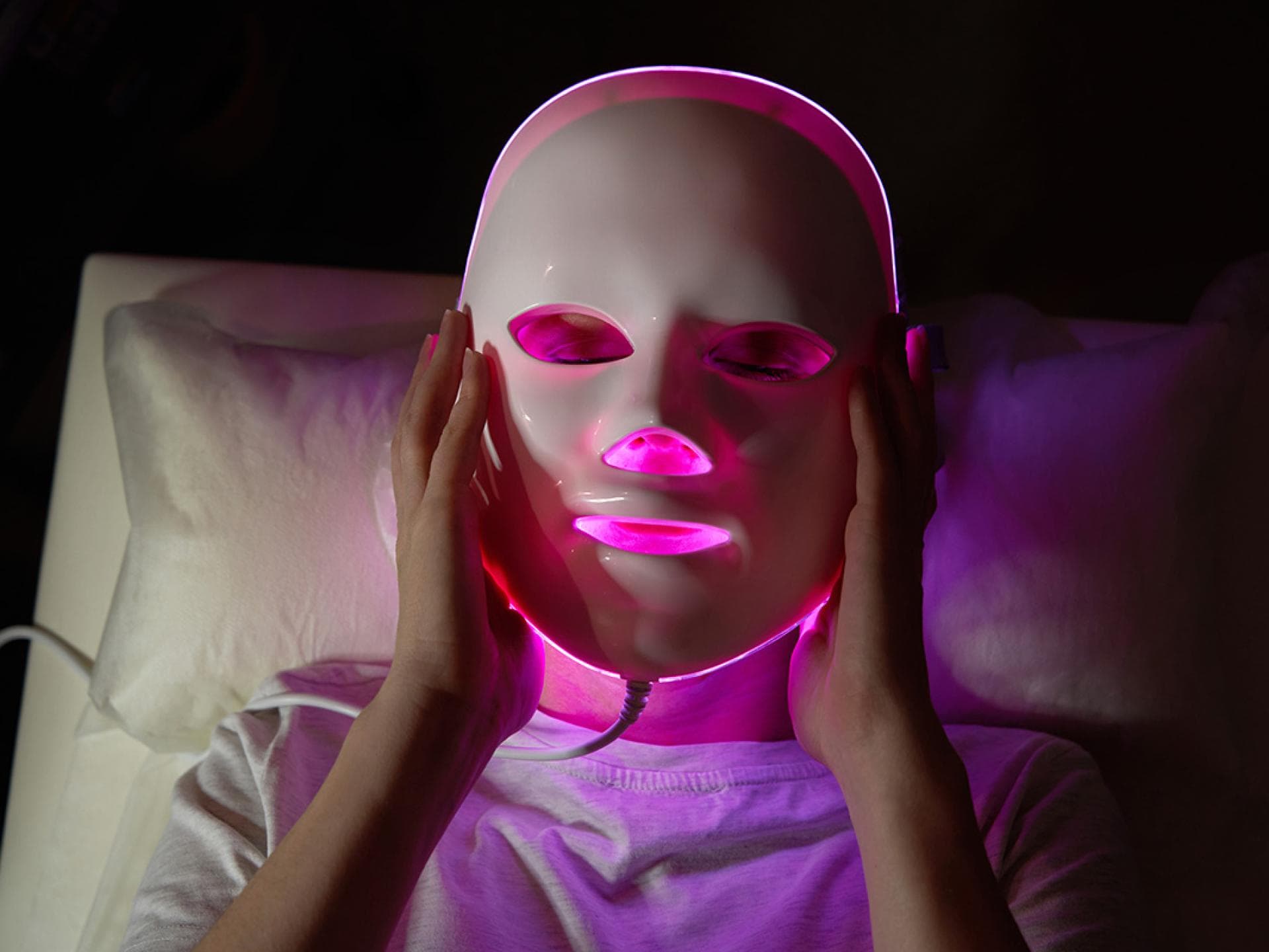 Eine Frau mit einer LED-Maske