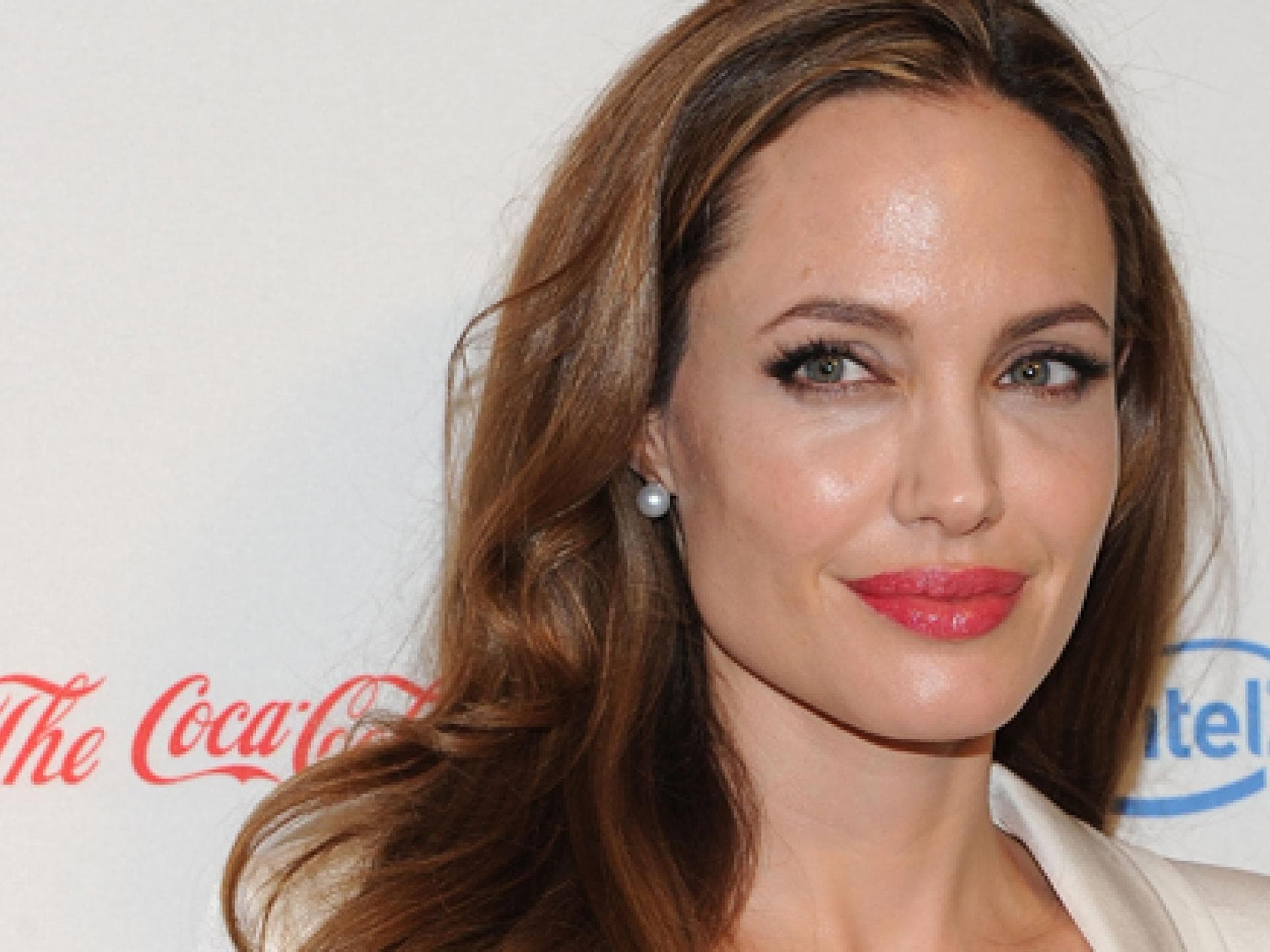 angelina-jolie-laesst-sich-brueste-entfernen-557x313-1801060.jpg