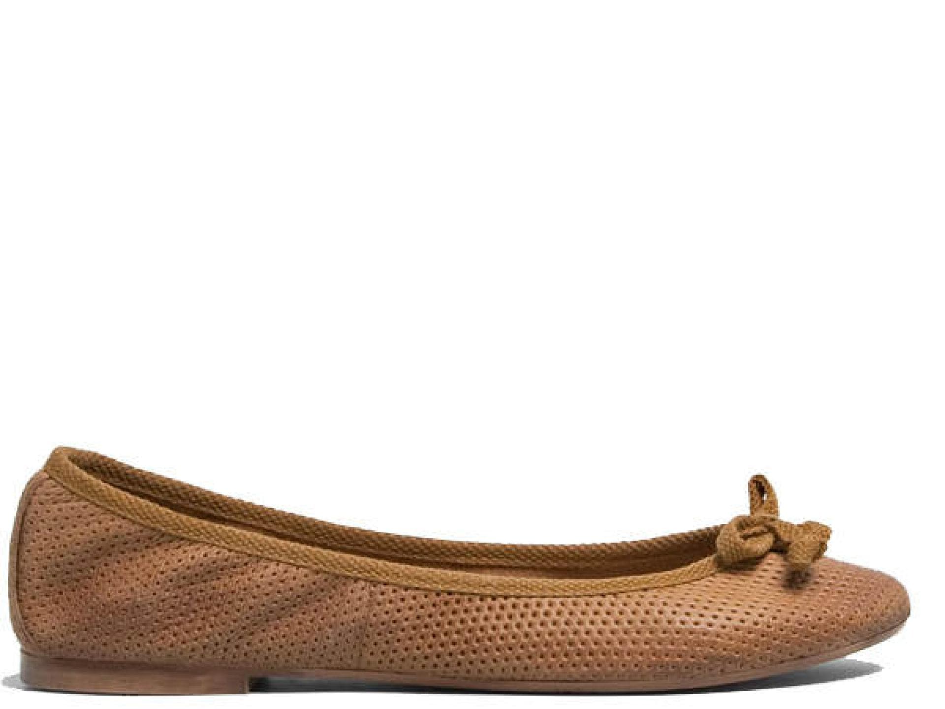 Braune Leder-Ballerinas mit Lochmuster von Pull & Bear Braune Leder-Ballerinas mit Lochmuster von Pull & Bear