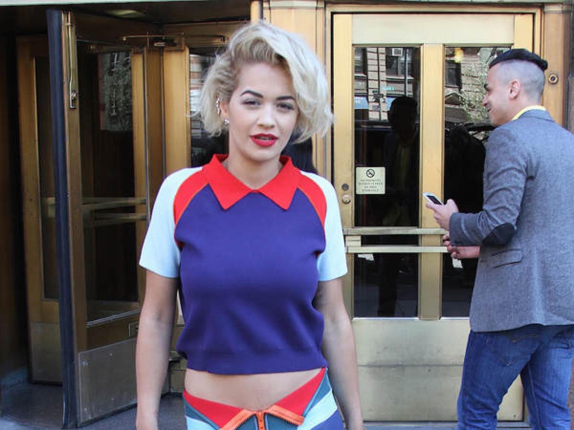 Rita Ora mit offener Hose