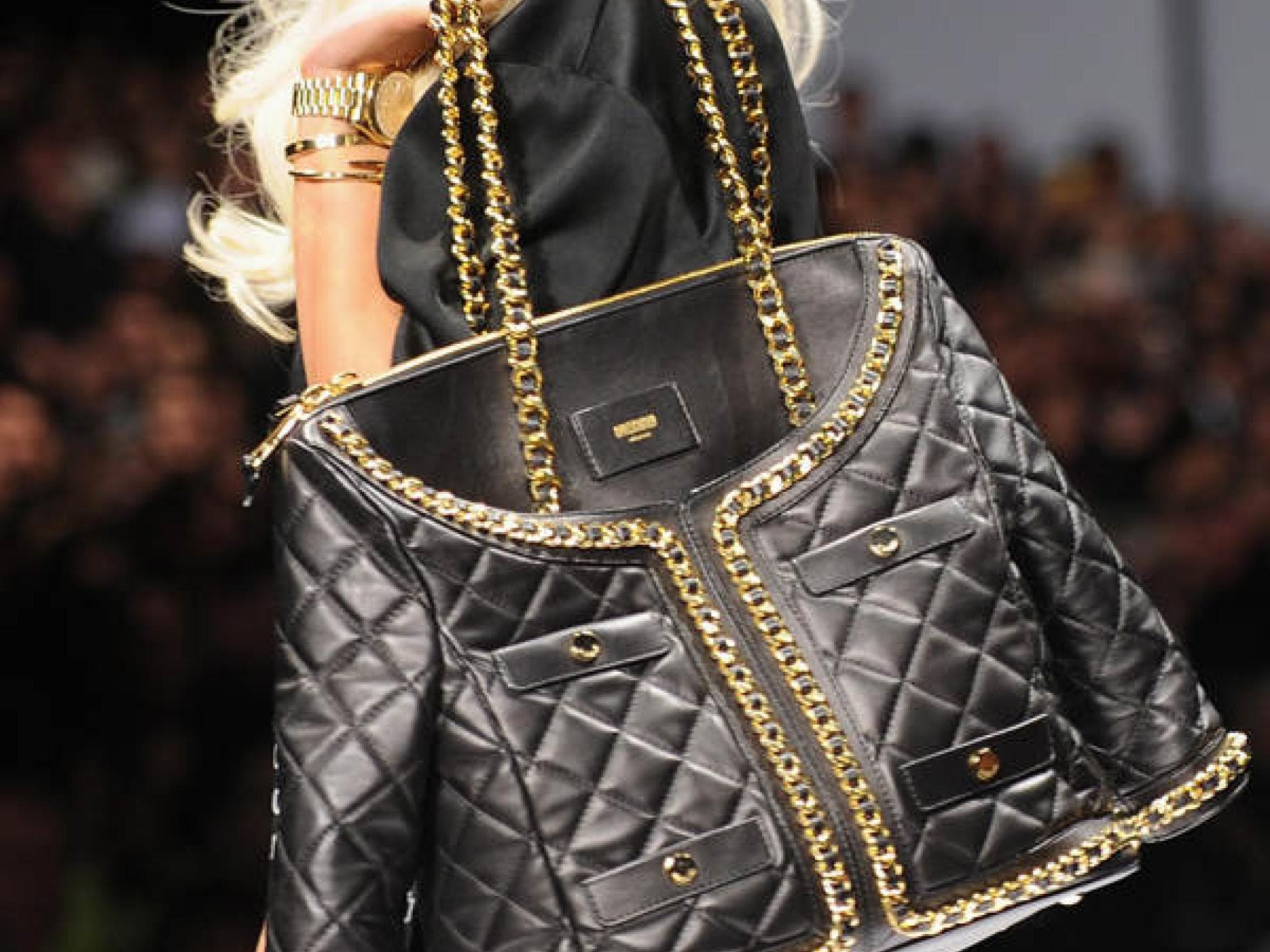 Rita Ora: Tasche in Jackenform