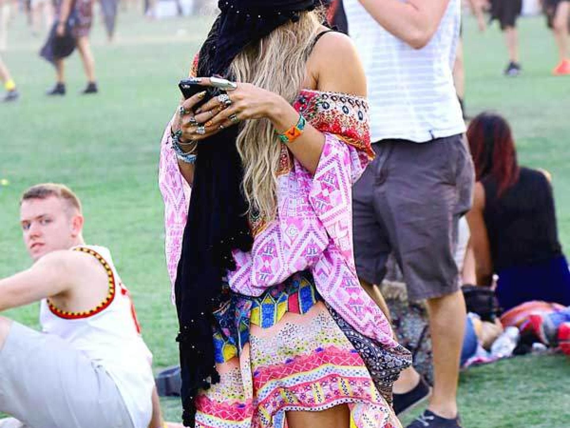 Coachella: Vanessa Hudgens mit schwarzem Schal im Gesicht