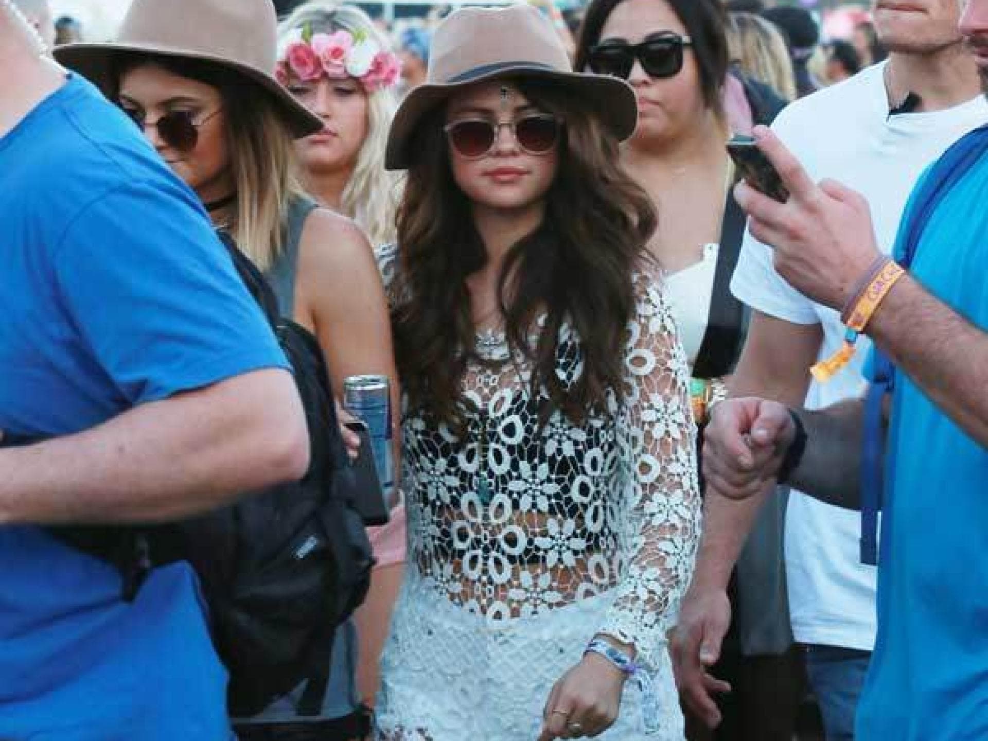 Coachella: Selena Gomez im weißen Spitzen-Kleid Coachella: Selena Gomez im weißen Spitzen-Kleid