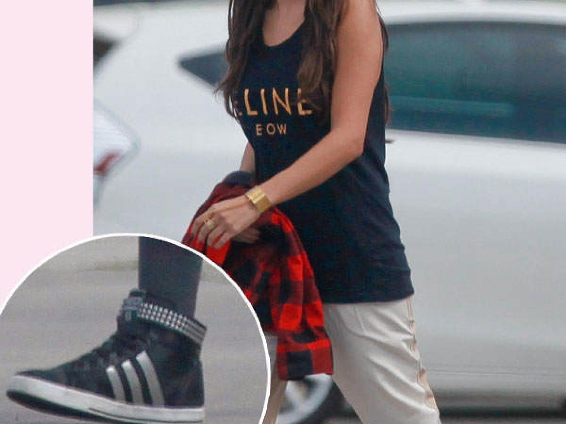 Selena Gomez: High-top-Sneaker in Schwarz mit Nieten Selena Gomez: High-top-Sneaker in Schwarz mit Nieten