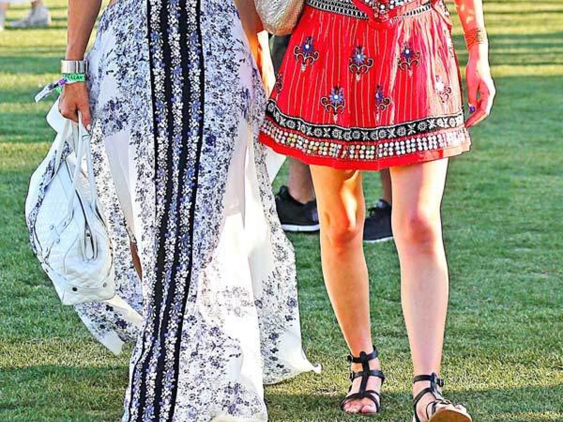 Coachella: Paris Hilton & Nicky Hilton in bunten Kleidern Coachella: Paris Hilton & Nicky Hilton in bunten Kleidern