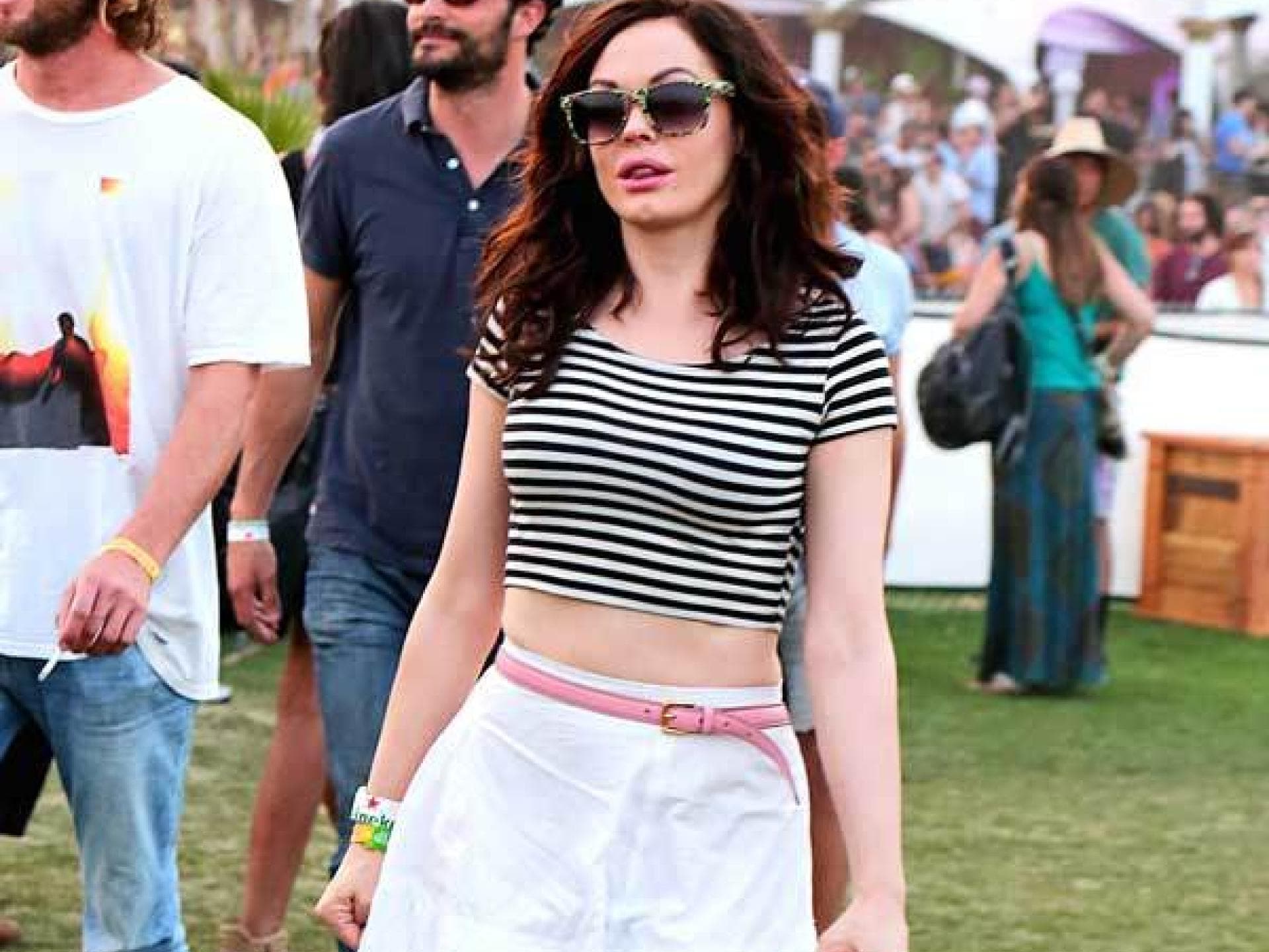 Coachella: Rose McGowan mit Streifen-Shirt