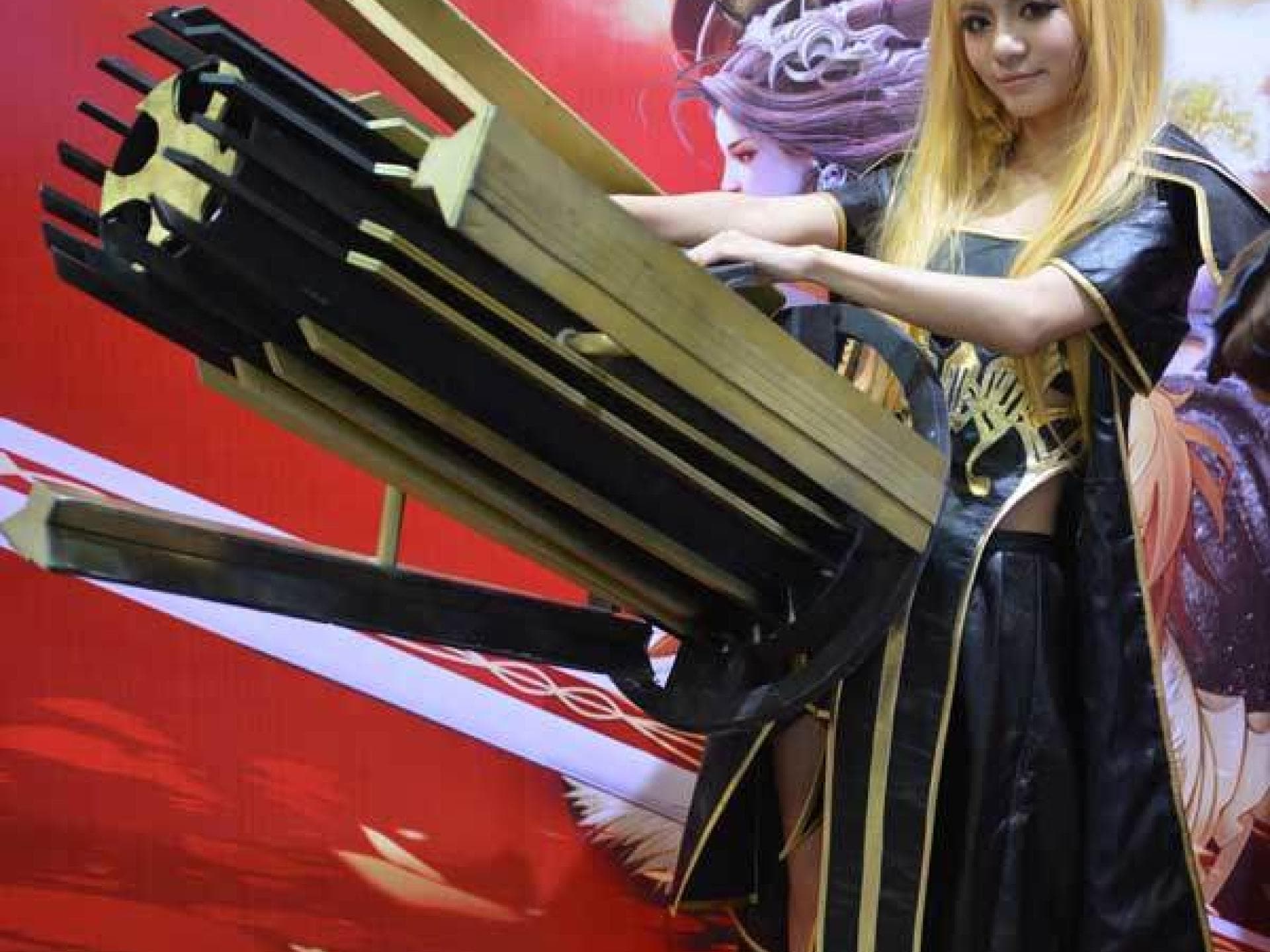 Kostüm mit großer Waffe