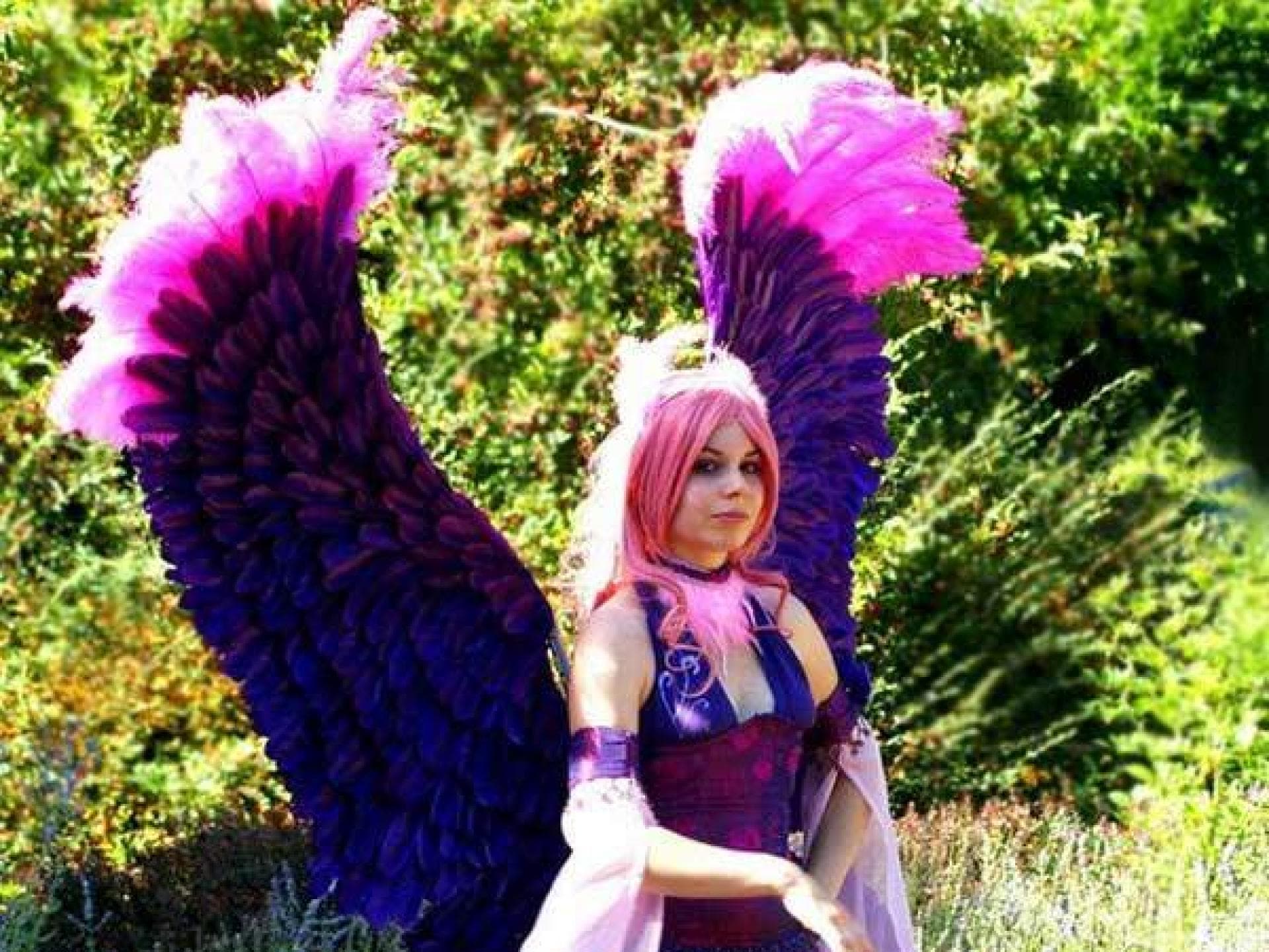 The-Voice-Cosplay mit sehr großen Flügeln