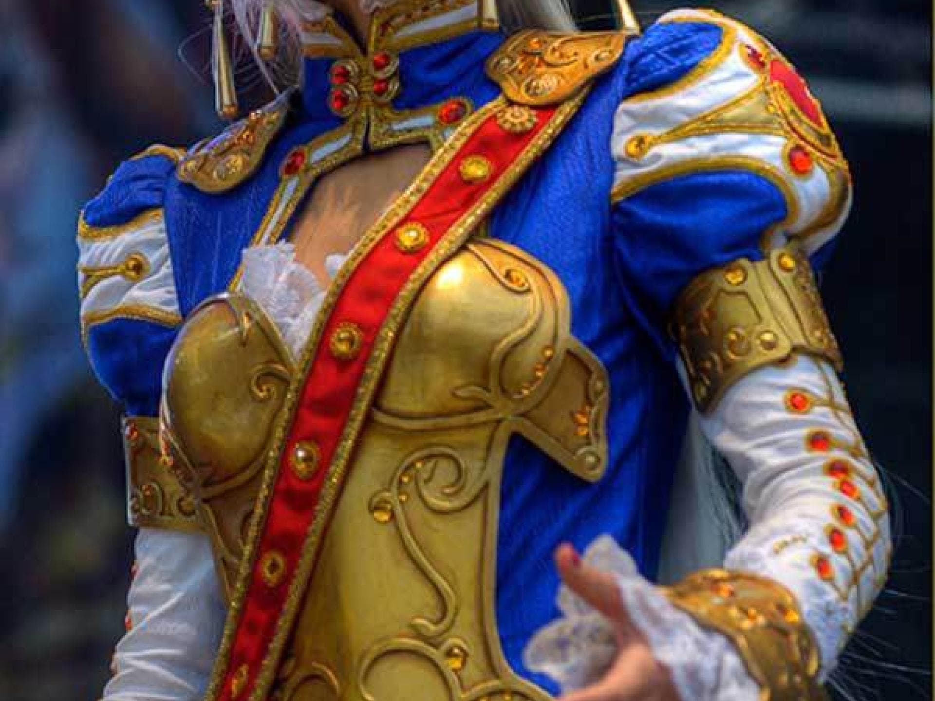 Cosplay in Blau und Gold