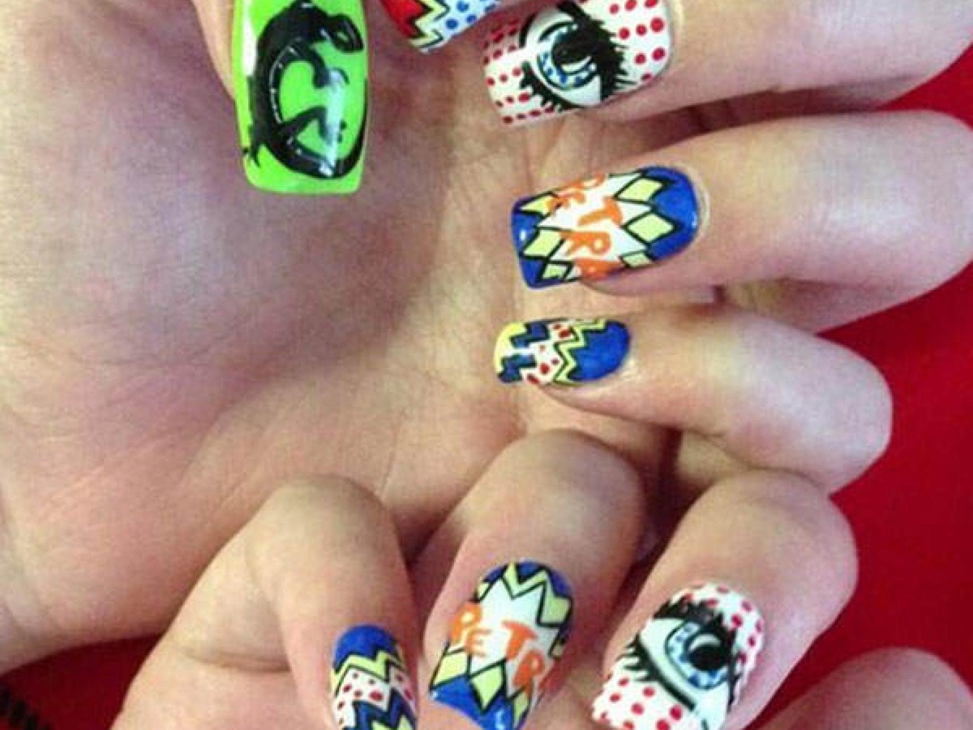 Hailee Steinfeld Nägel: Comic