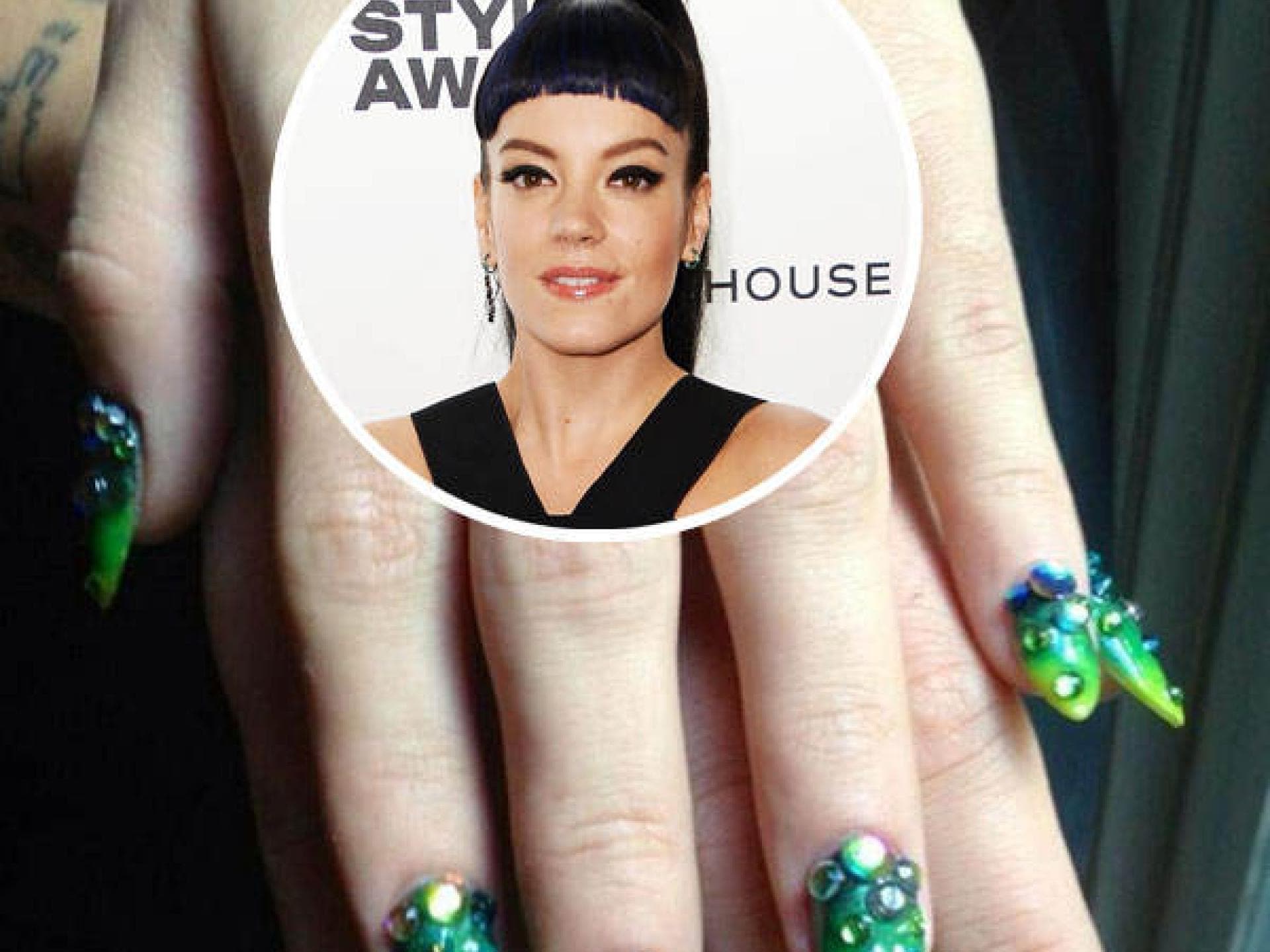 Lily Allen Nägel: Grünes Halloween-Design Lily Allen Nägel: Grünes Halloween-Design