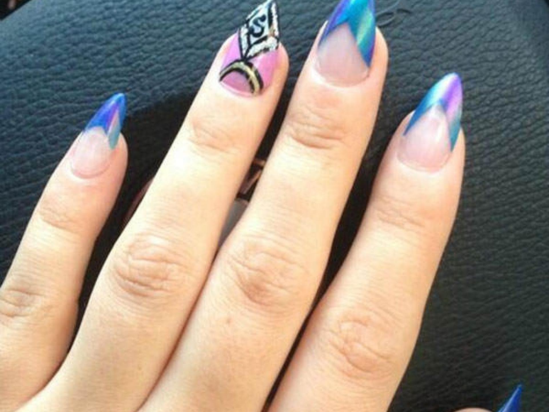 Lily Allen Nägel: Diamantring