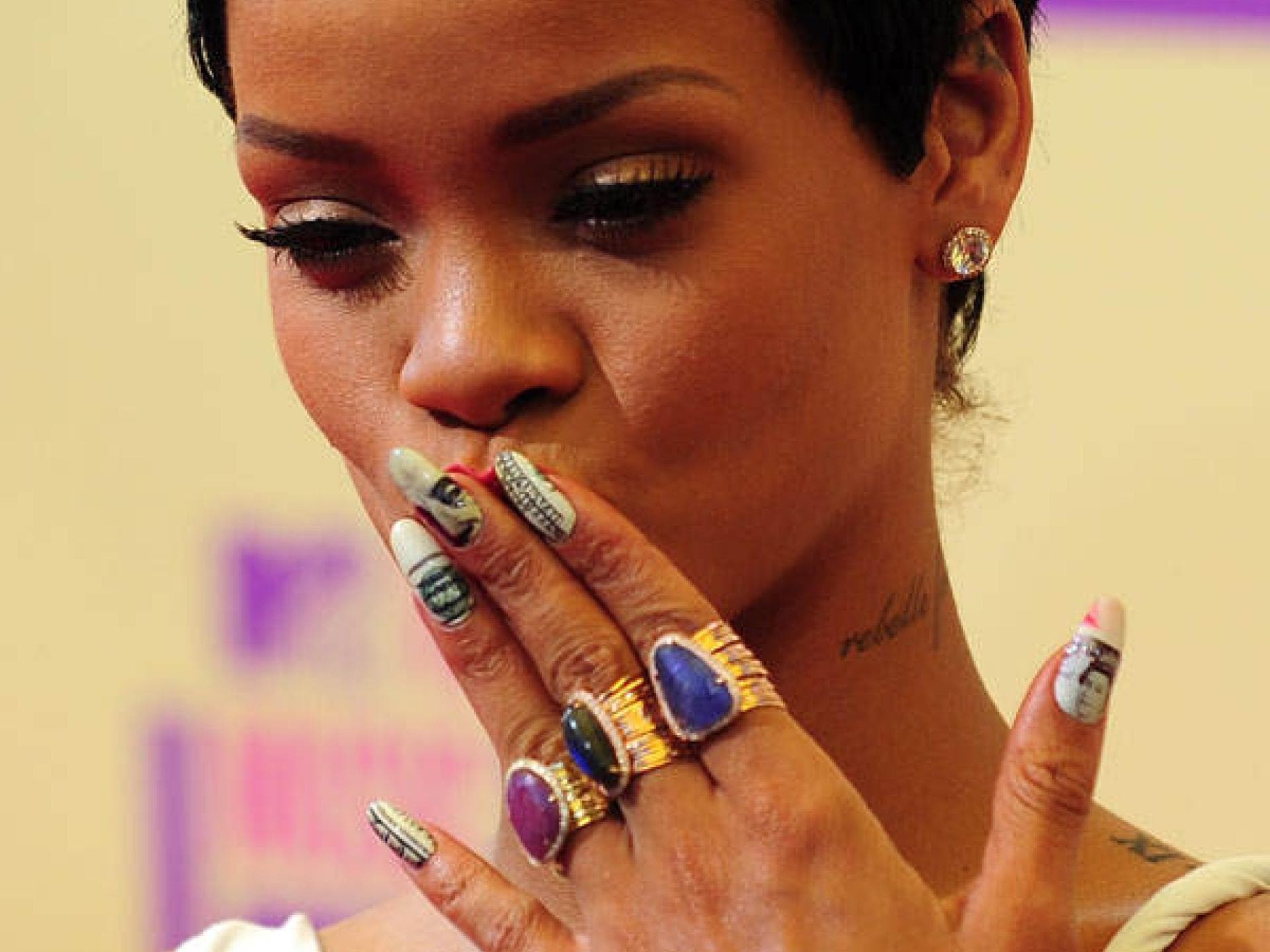 Rihanna Nägel: Geldscheine Rihanna Nägel: Geldscheine