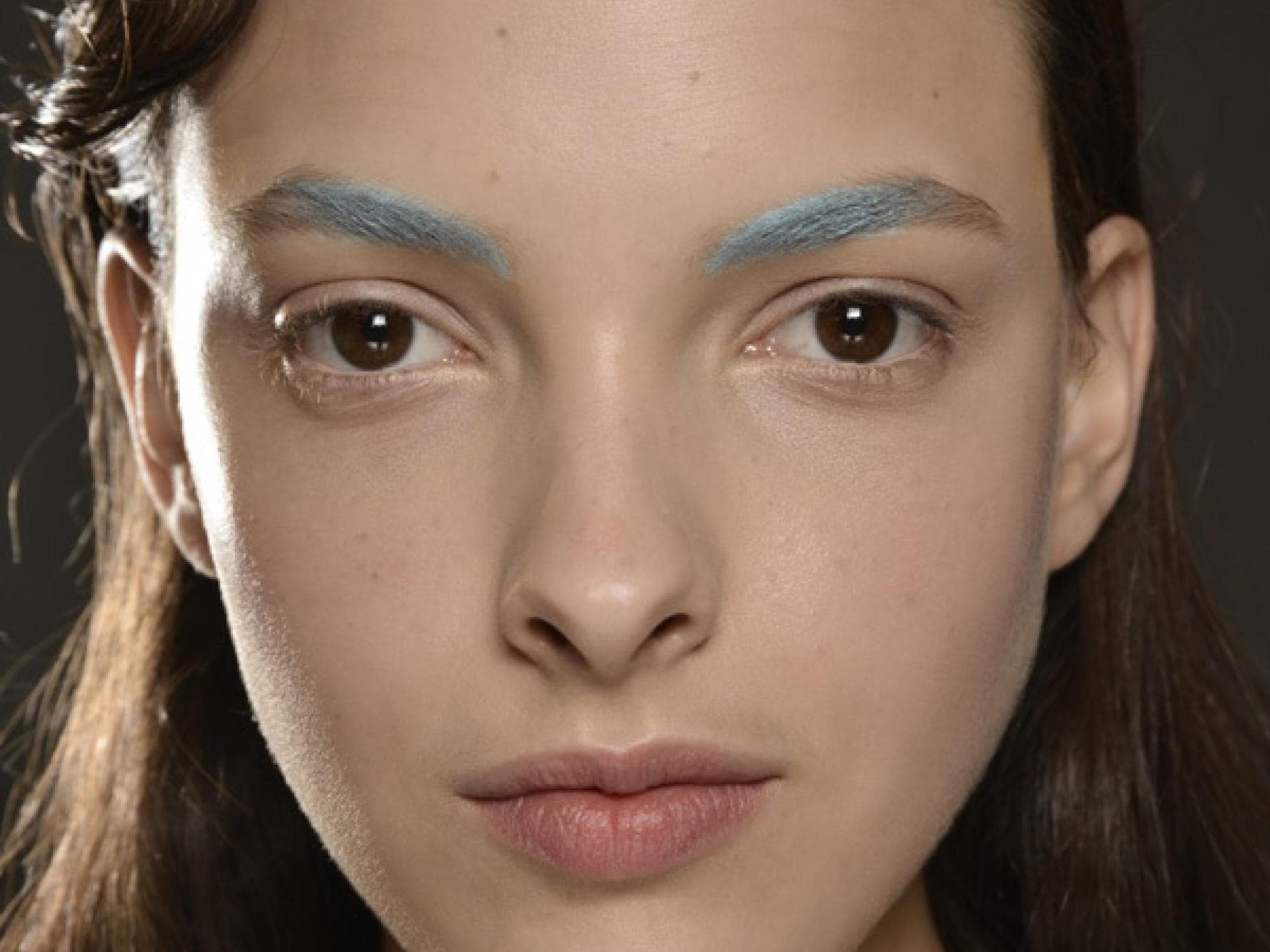 Model Make-up mit hellblauen Brauen