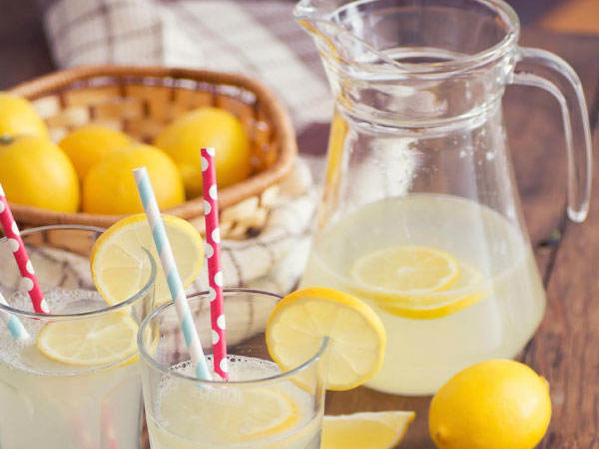 Zitronenwasser bringt die Verdauung in Schwung Zitronenwasser bringt die Verdauung in Schwung