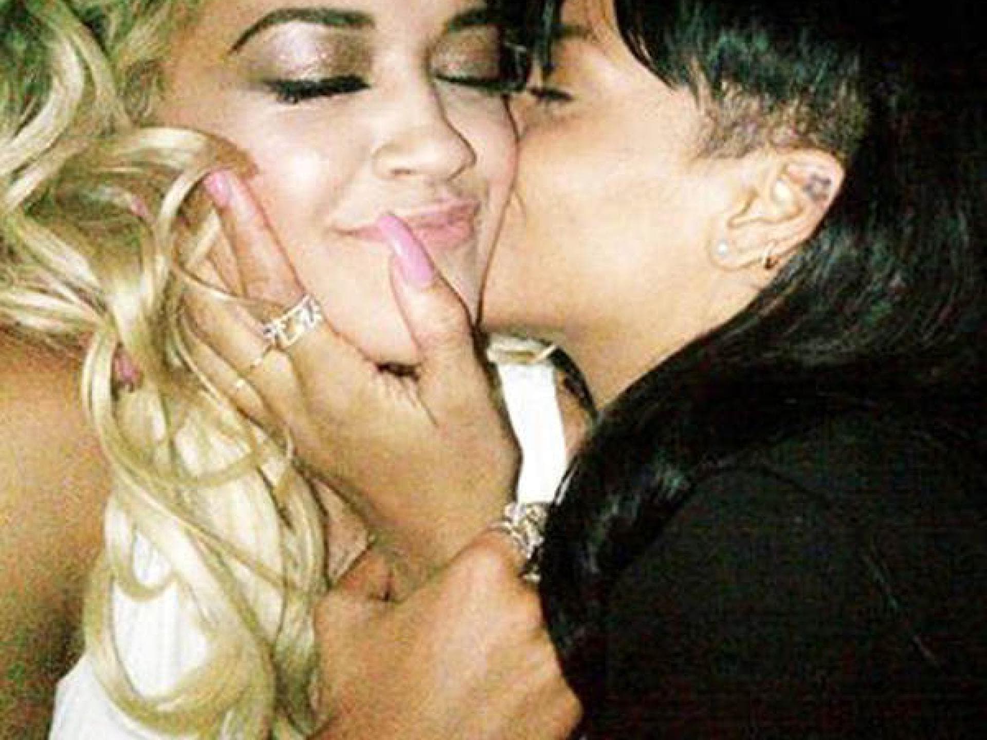 Rihanna küsst Rita Ora
