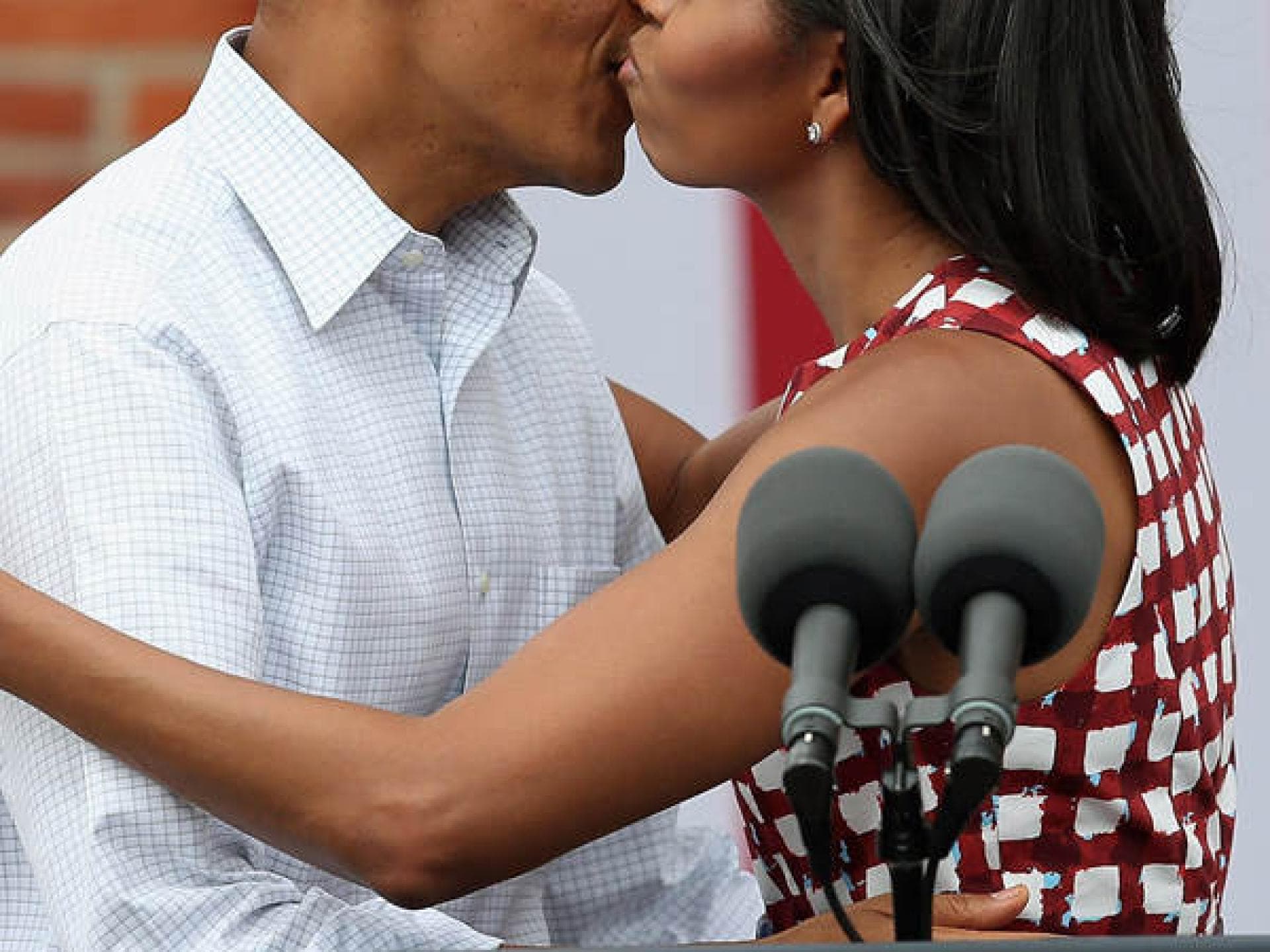 Barack Obama küsst Michelle Obama Barack Obama küsst Michelle Obama