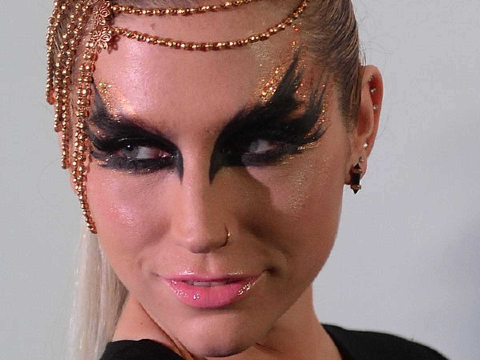 Kesha mit Make-up-Maske Kesha mit Make-up-Maske