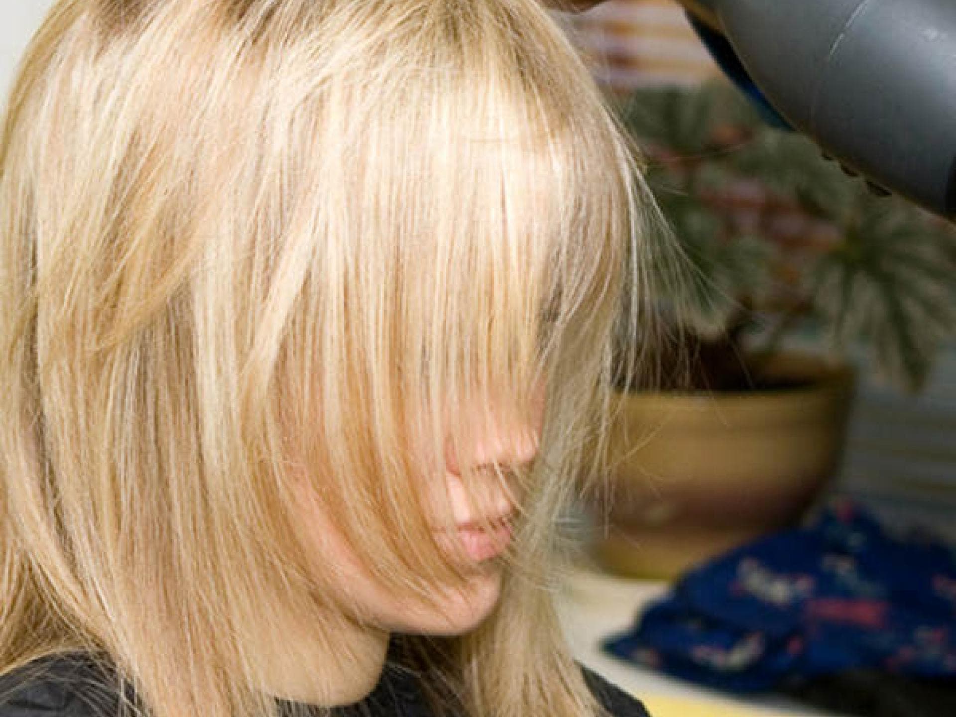 Haare über Rundbürste föhnen