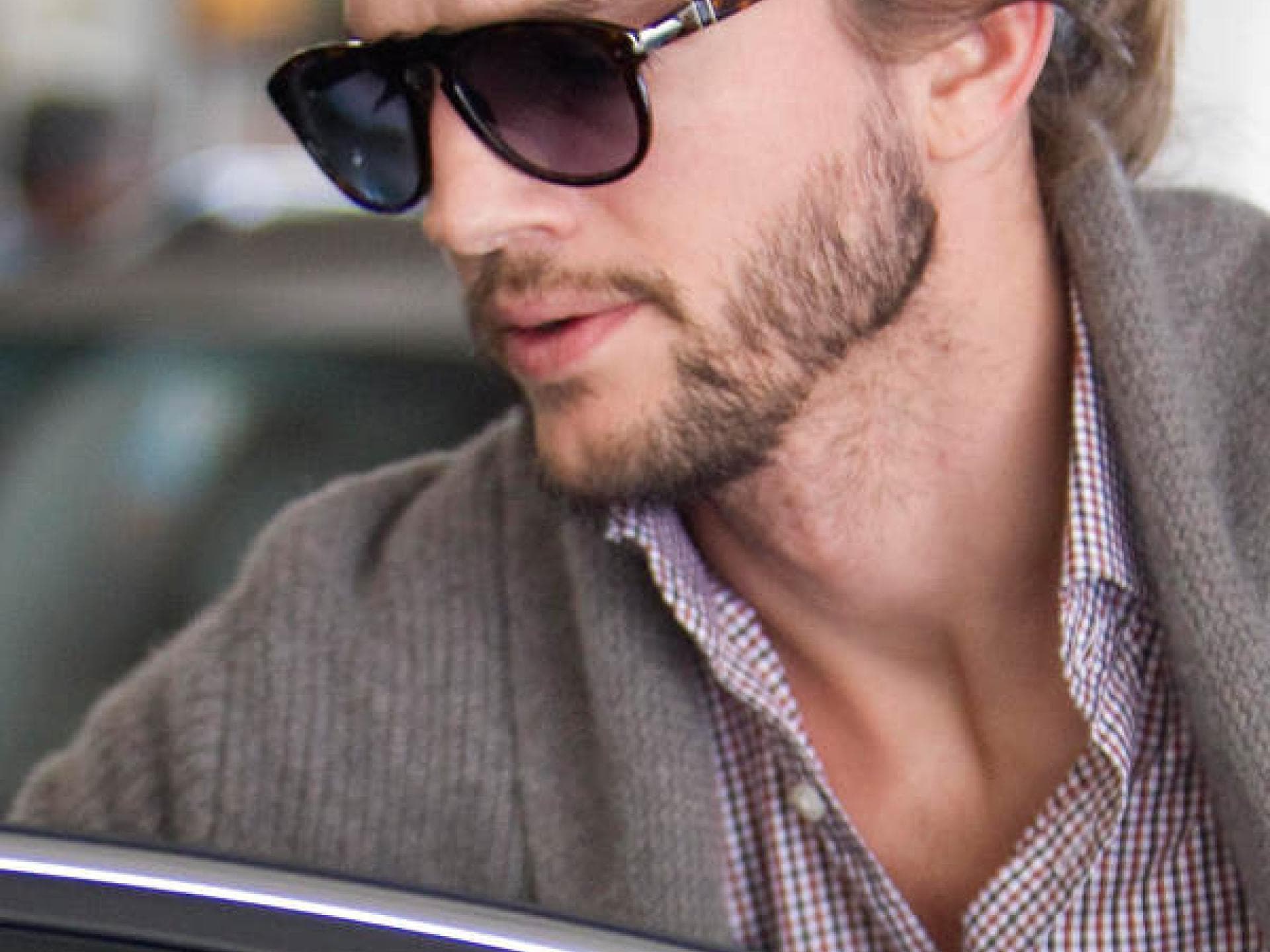 Ashton Kutcher mit langen Haaren