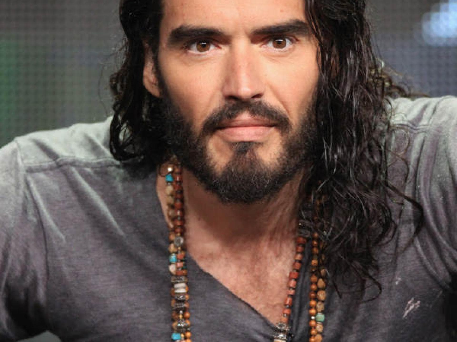Russell Brand mit langen Haaren Russell Brand mit langen Haaren