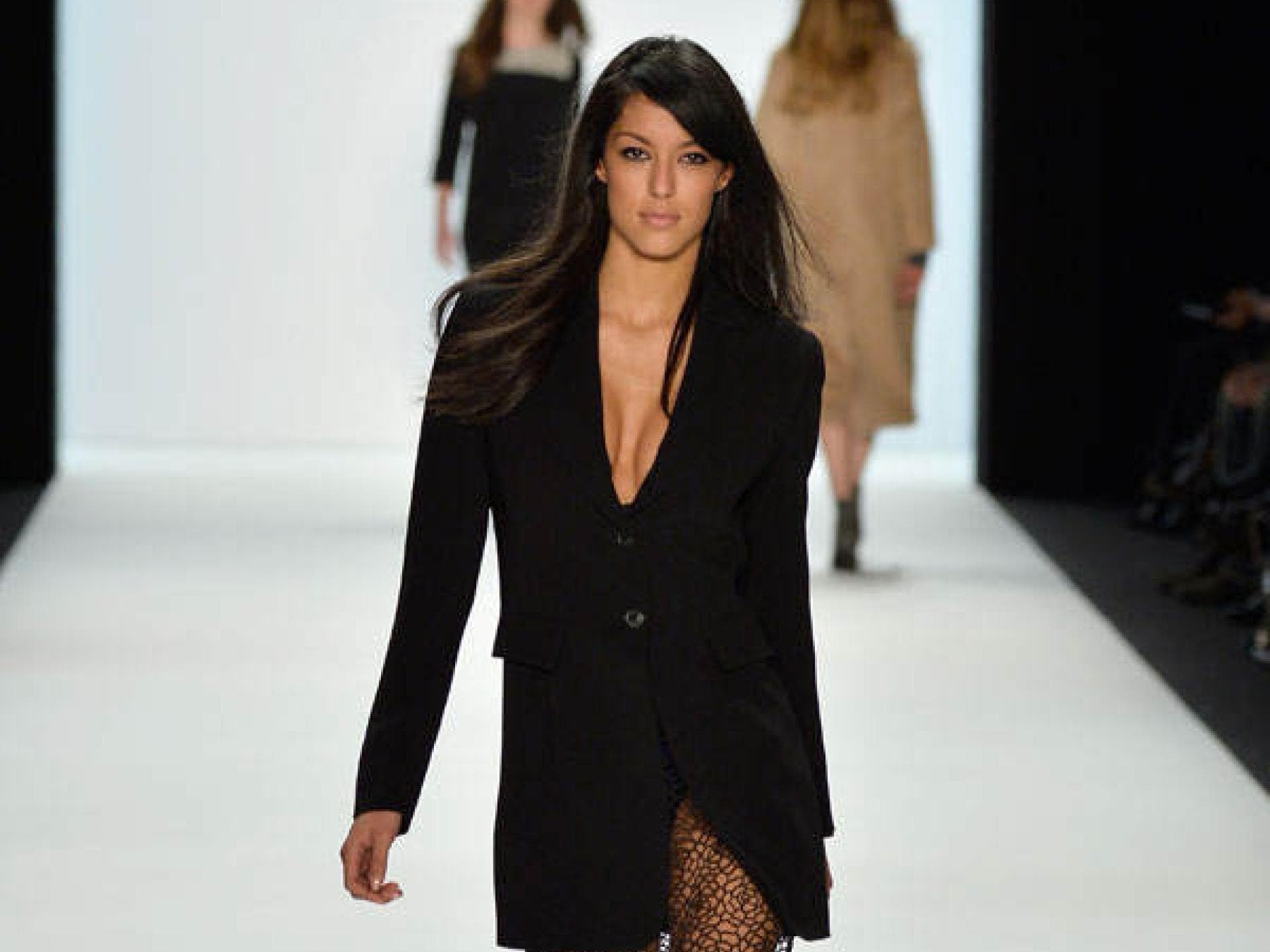 Rebecca Mir mit tiefem Ausschnitt