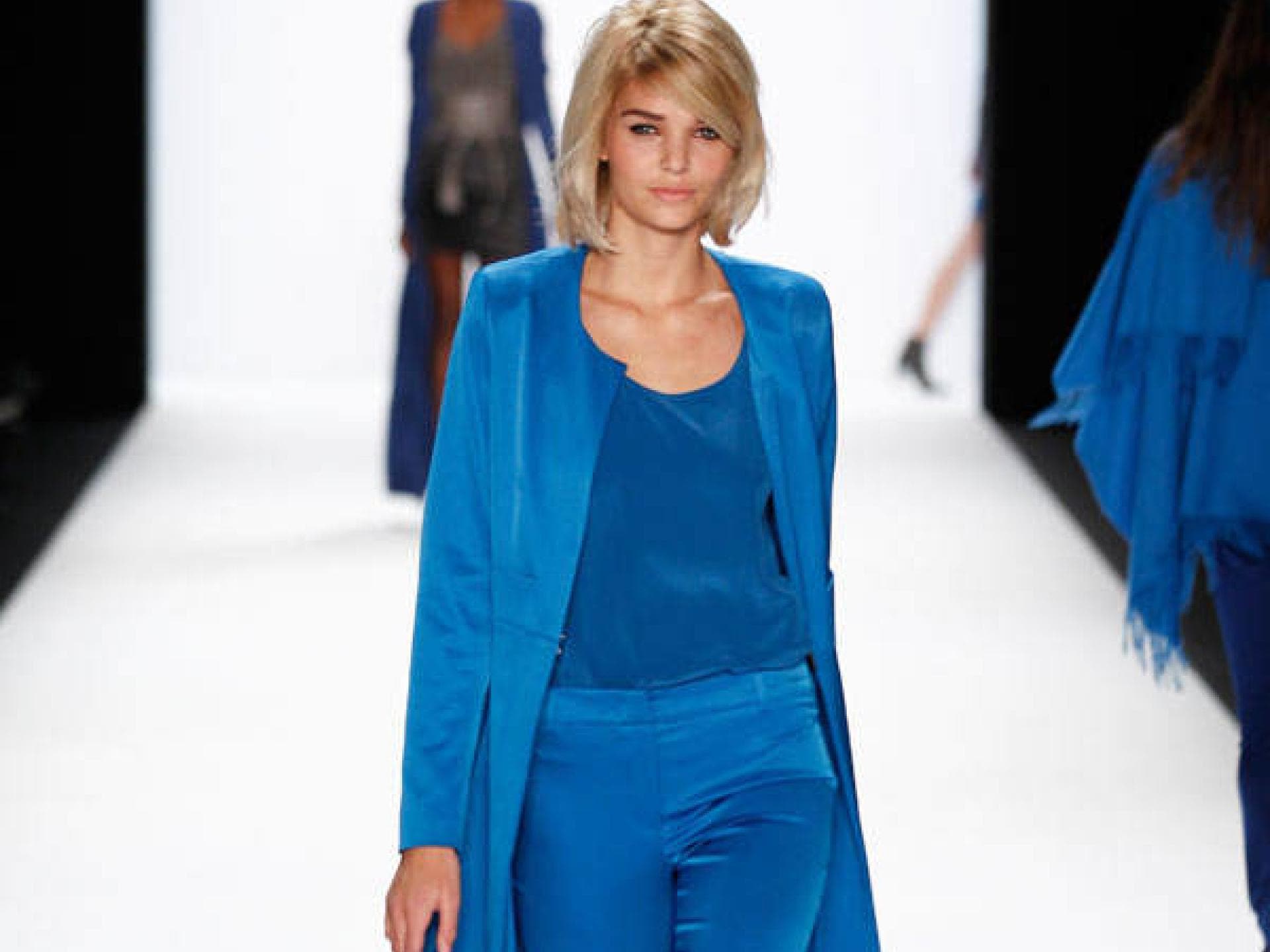 Luisa Hartema elegant in Blau