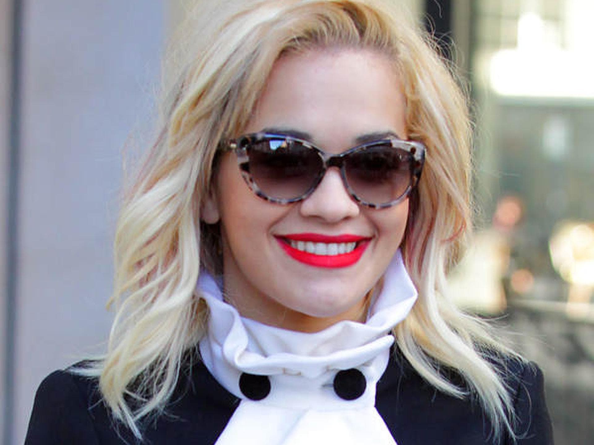 Rita Ora: Auffälliger Kragen