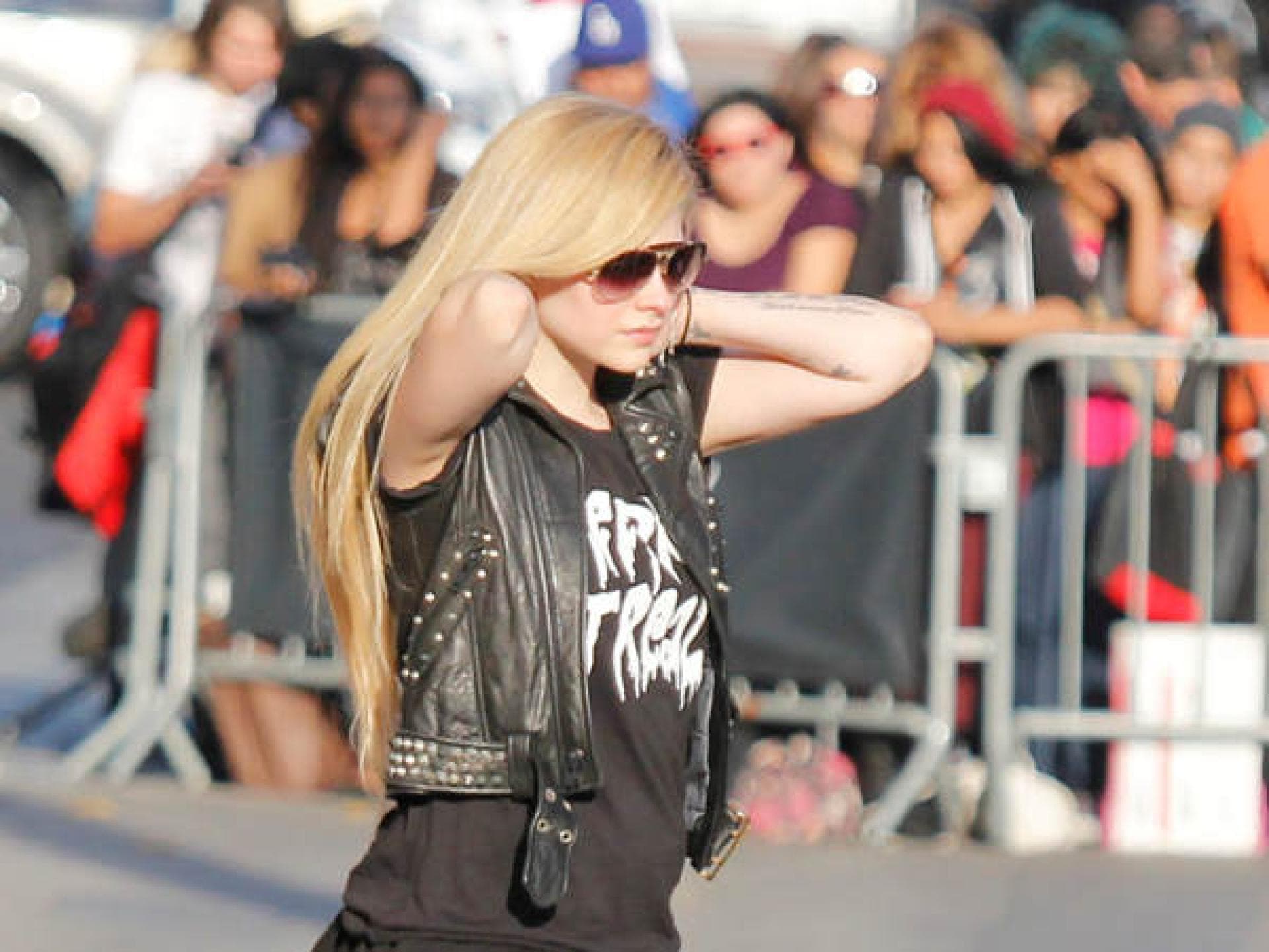 Avril Lavigne: Kniehohe Doc Martens